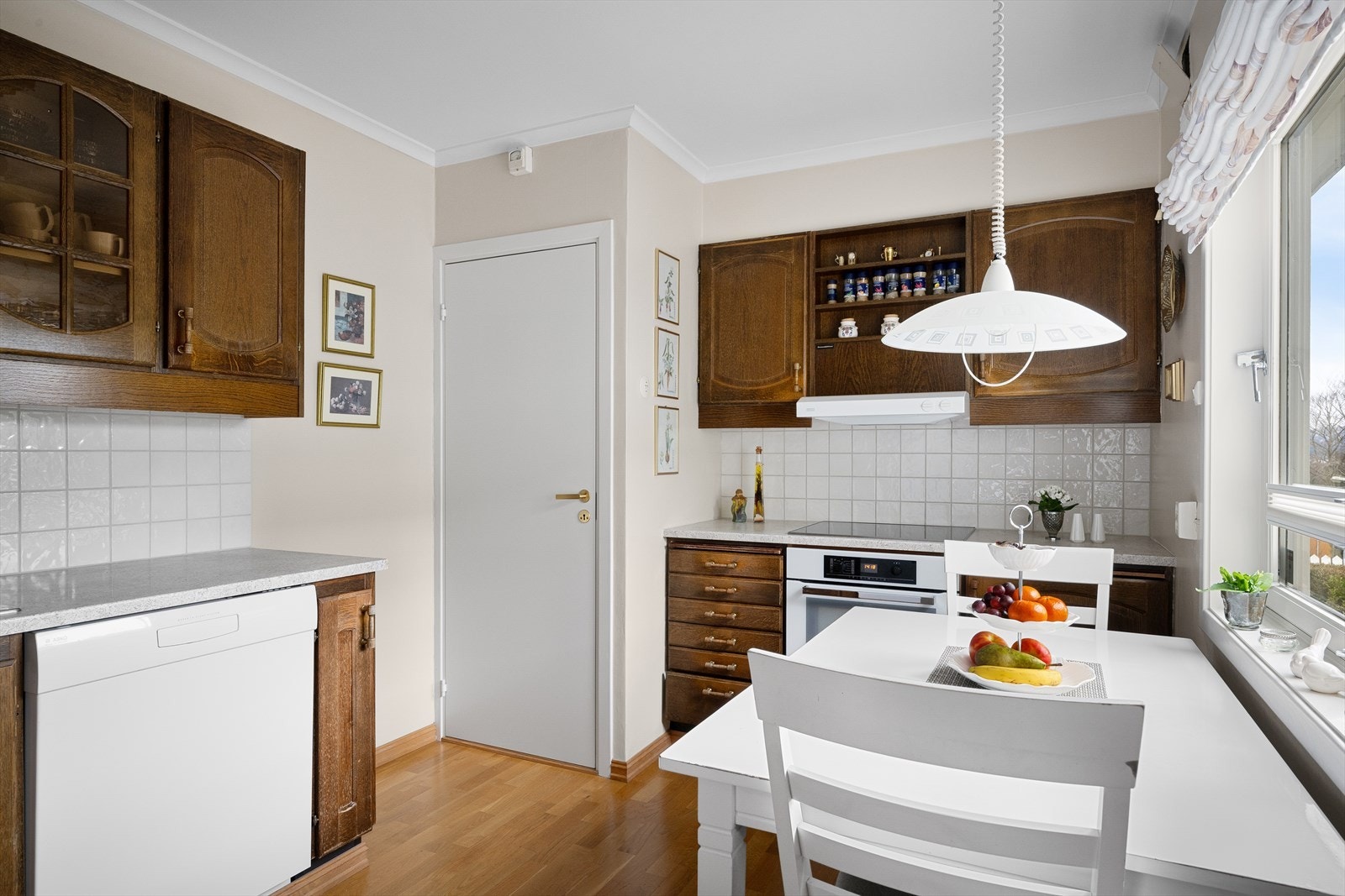 Kjøkken med plass til lite kjøkkenbord - hvitevarene medfølger Galleribilde