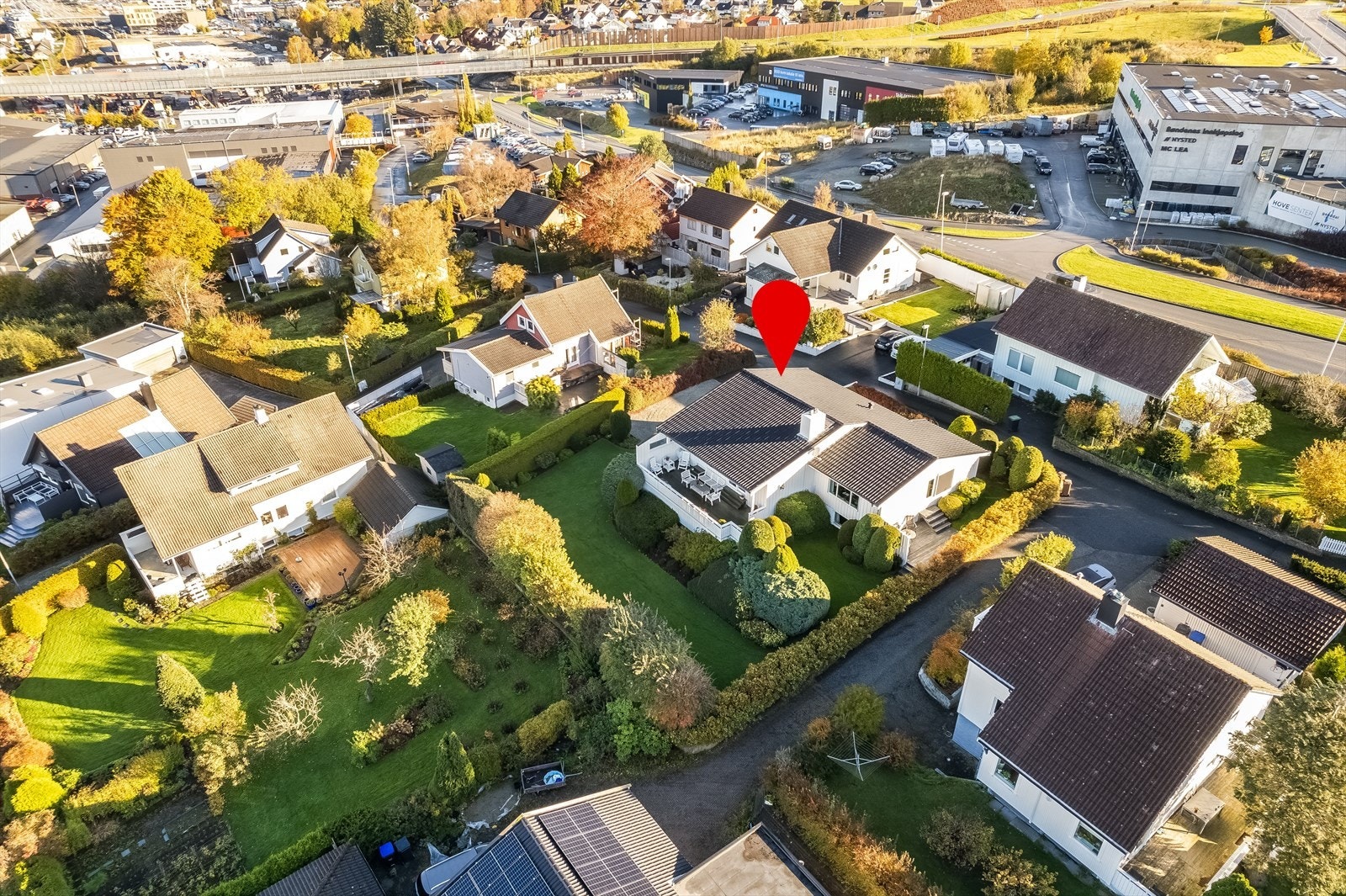 Beliggenheten er et av de store høydepunktene: Et lite stykke ned i gaten finner du inngangen til populære Sandvedparken, som strekker seg 3,5 kilometer mellom sentrum og Ganddal. (Foto: Truls Schaal) Galleribilde