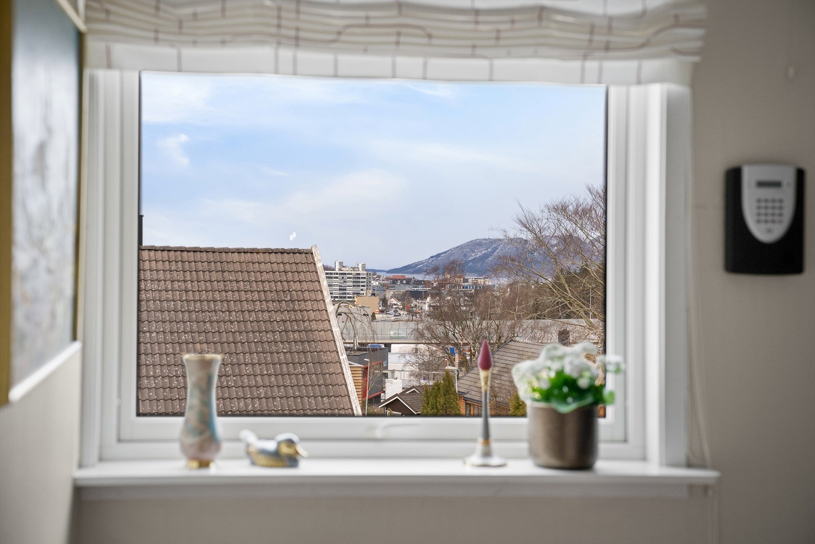 Utsikt til Gandsfjorden fra soverommet som i dag brukes som kontor Galleribilde