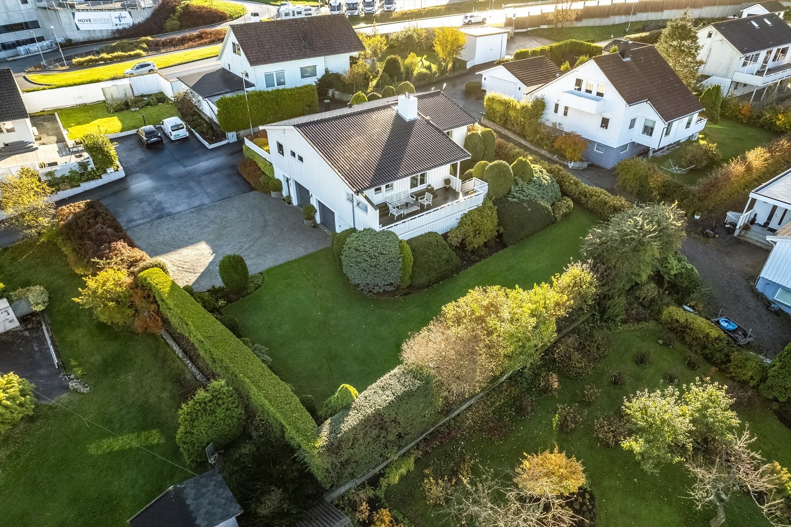 Sjarmerende enebolig på romslig, solrik tomt - med flott utsikt og svært gode parkeringsmuligheter( Foto Truls Schaal) Galleribilde