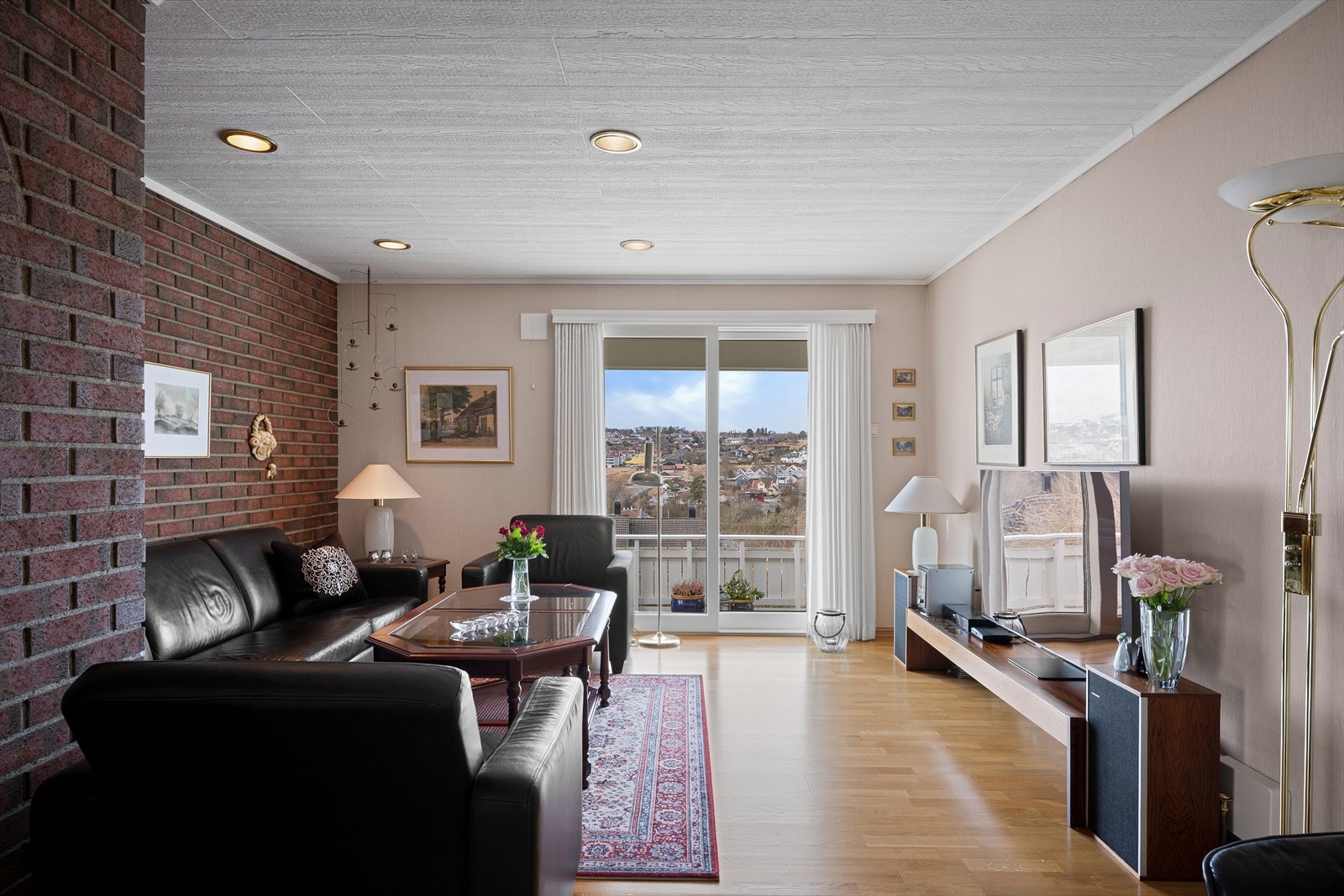 Flott utsikt fra stuen - utgang til solrik, vestvendt terrasse Galleribilde