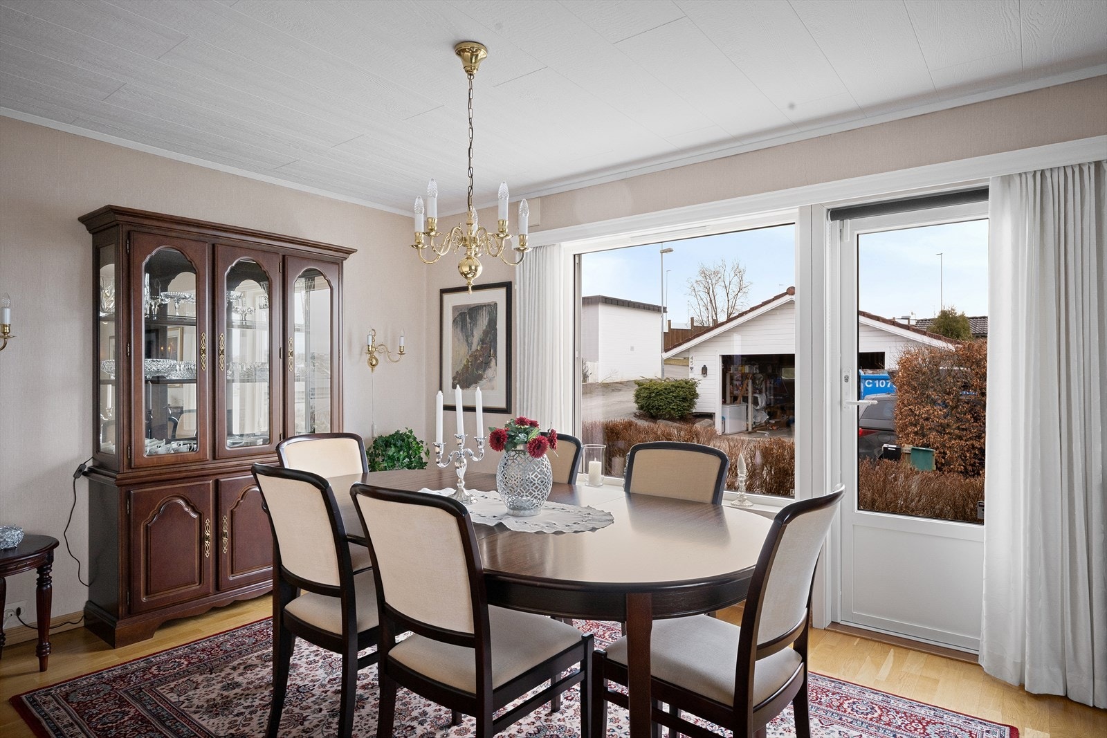 God plass til spisebord - utgang til sørvendt terrasse Galleribilde