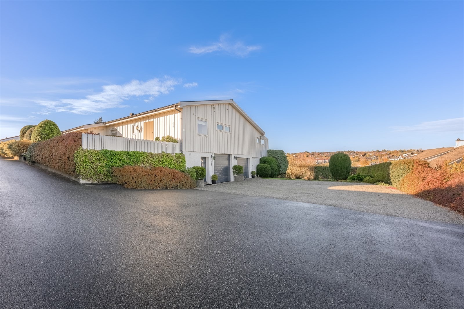 Solrik beliggenhet med flott utsikt- 2 garasjer og romslig gårdsrom - Få minutters gange til skoler, idrettsanlegg og barnehager. Alt ligger til rett for en praktisk og velfungerende hverdag for hele familien. Galleribilde