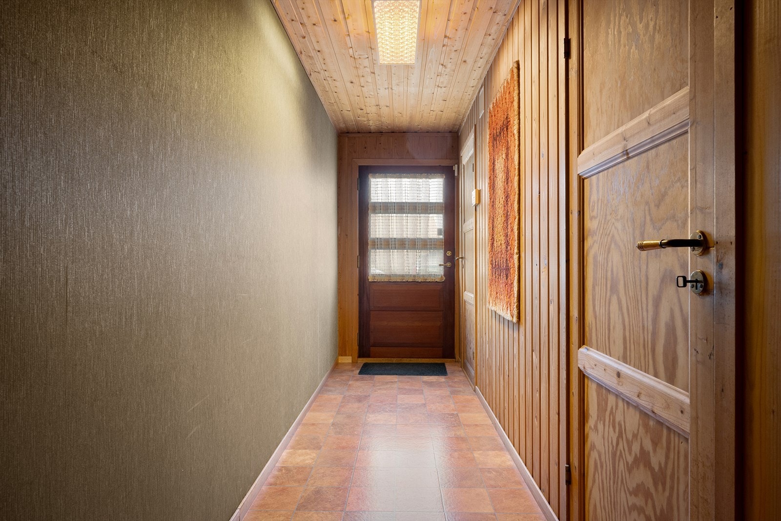 Gang og inngangsdør i underetasjen Galleribilde