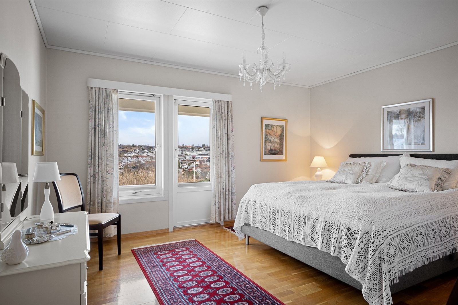 Stort hovedsoverom med dør ut til vestvendt terrasse Galleribilde