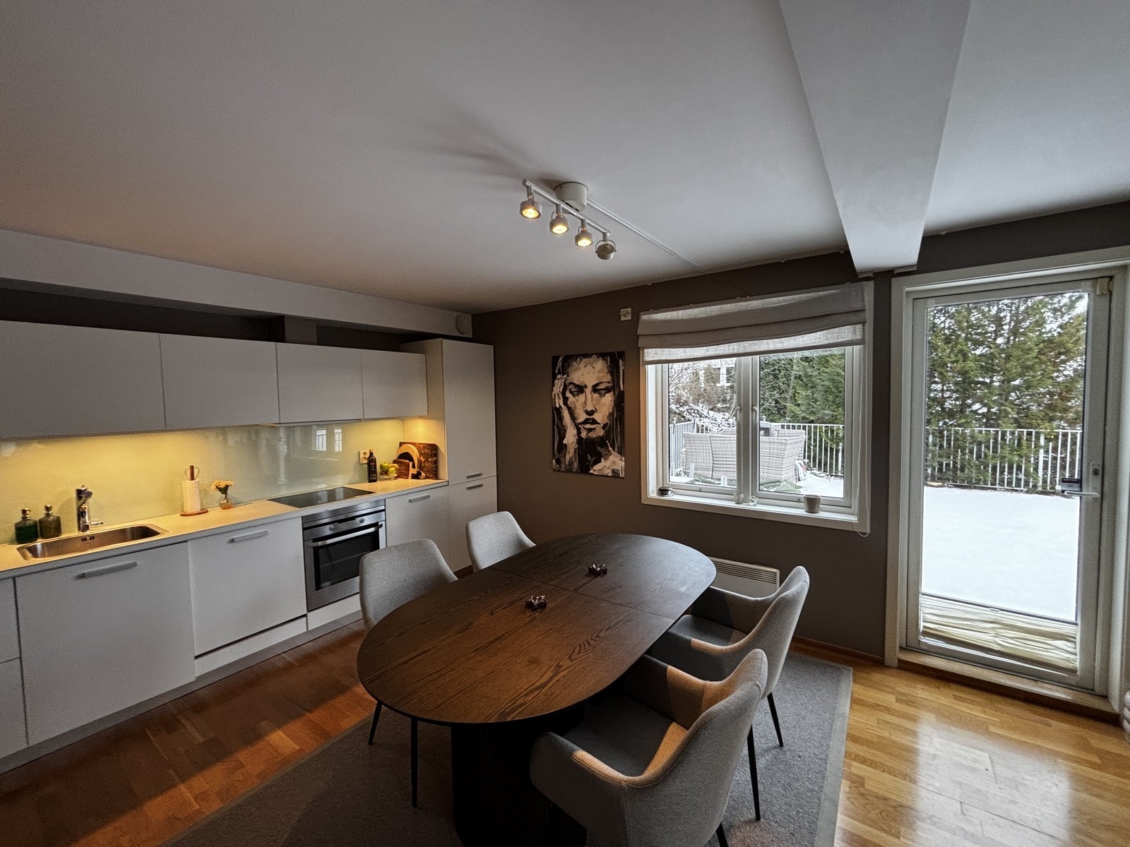 Utgang til balkong fra åpen stue/kjøkkenløsning. Galleribilde