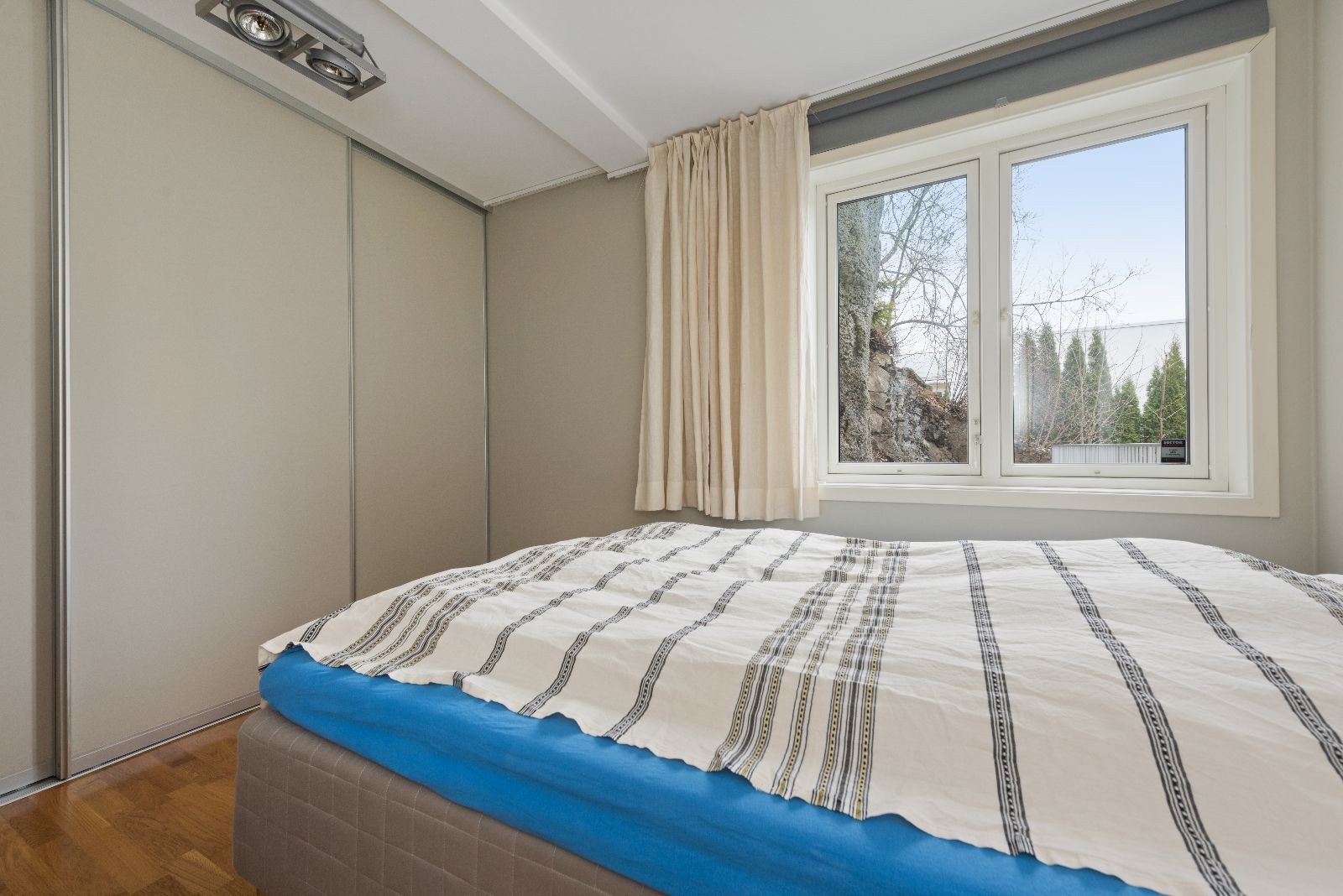 Soverom med skyvedørsgarderobe. Galleribilde