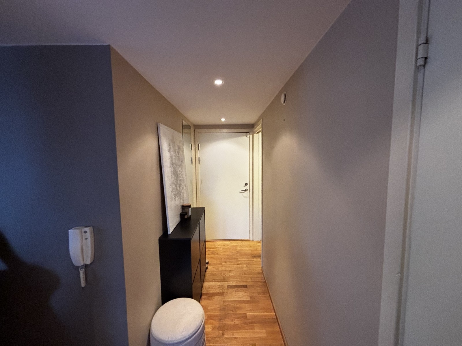 Entre med tilgang til innvendig bod Galleribilde