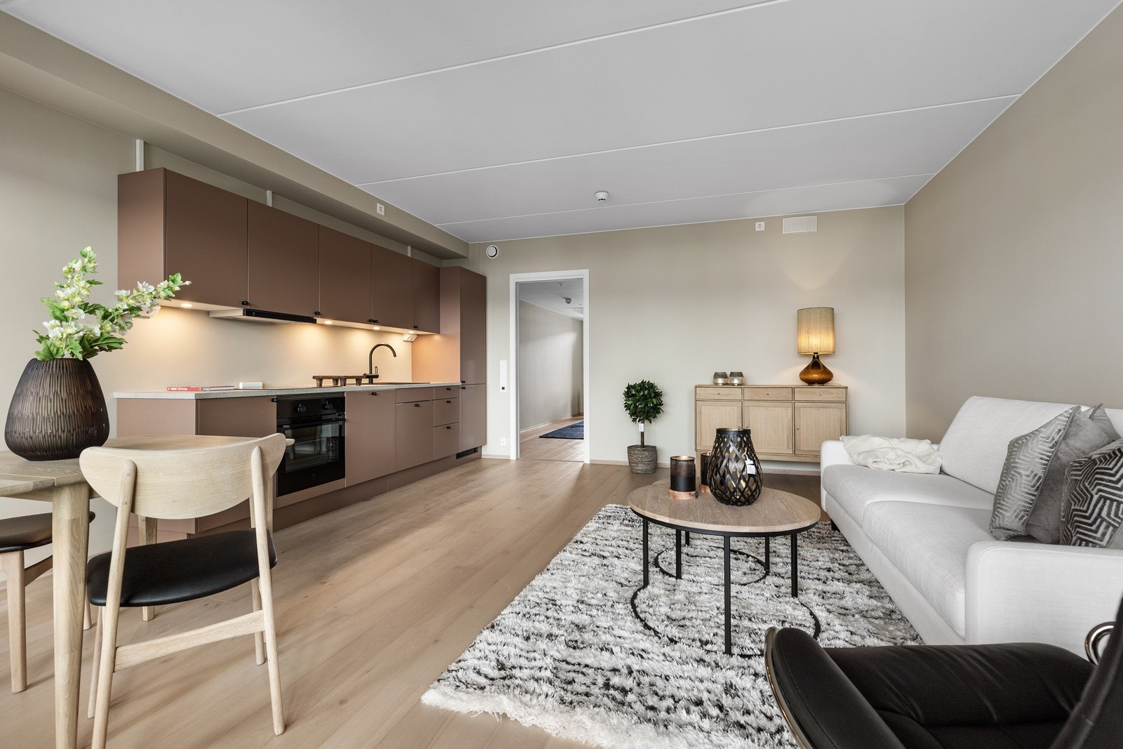 Stue og kjøkken er beliggende i en åpen og sosial løsning som skaper en god romfølelse og gir rommet en naturlig flyt. Galleribilde