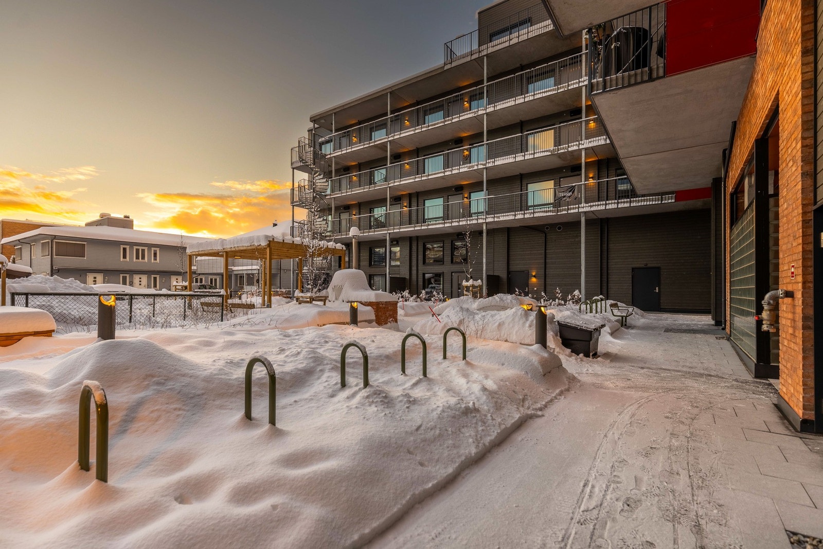 Sameiet kan by på et svært trivelig felles uteområde, hvor det mellom bygningene er etablert et hyggelig og sosialt atrium. Galleribilde