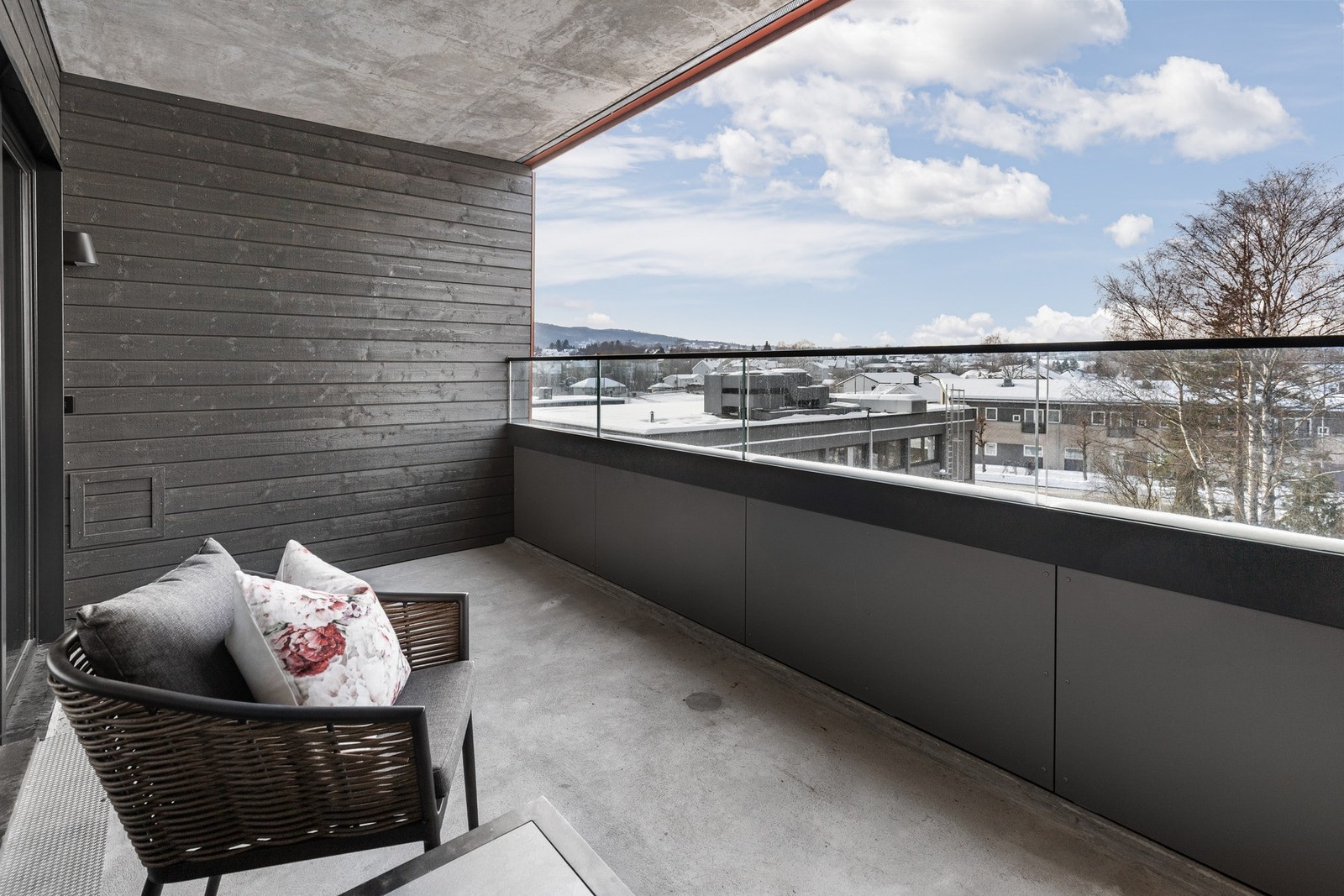 Balkongen har god plass til en komfortabel loungegruppe, grill og planter - et ideelt sted for morgenkaffen eller varme sommerkvelder. Galleribilde