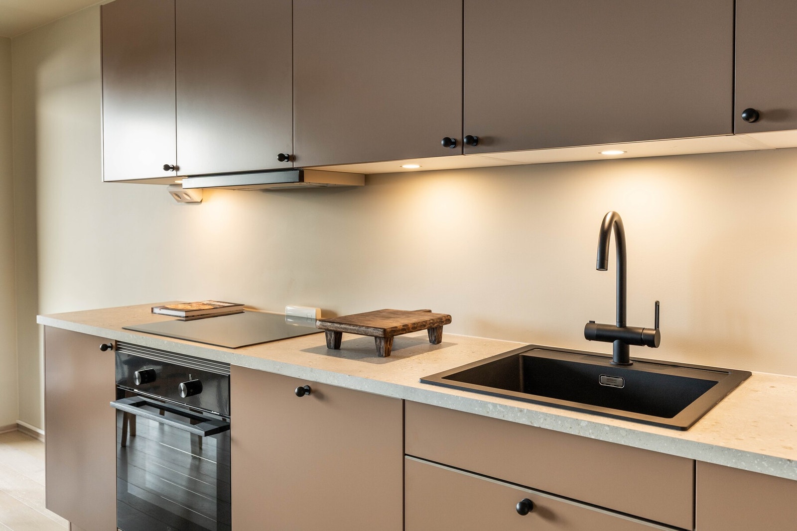 Innredningen består av både over- og underskap, skuffer og skap med demping og gjennomtenkte oppbevaringsmuligheter som gir god plass til kjøkkenutstyr og daglige behov. Galleribilde