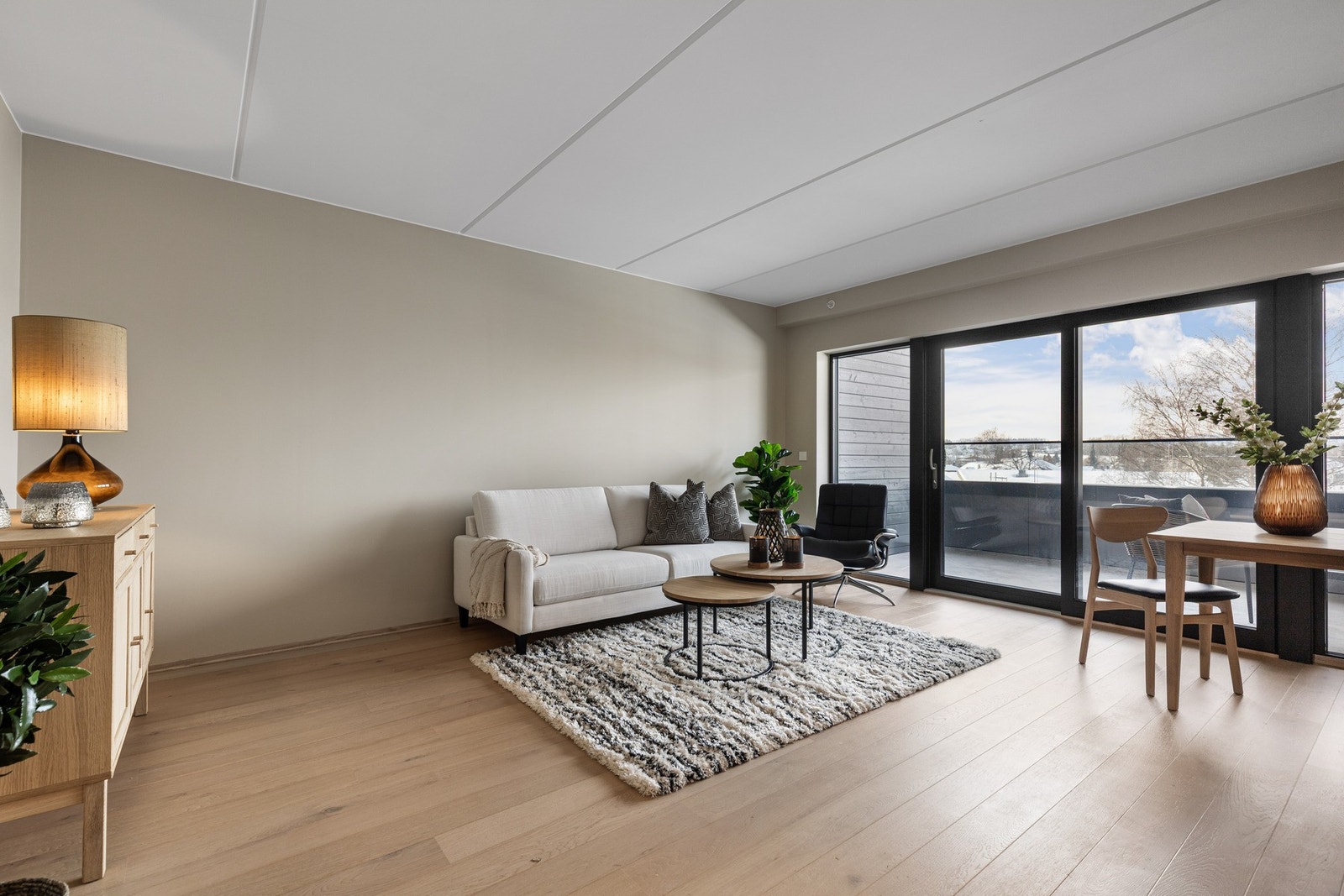 Rommet er gjennomgående lyst og trivelig, med store vindusflater som slipper inn rikelig med dagslys og forsterker rommets luftige preg. Galleribilde