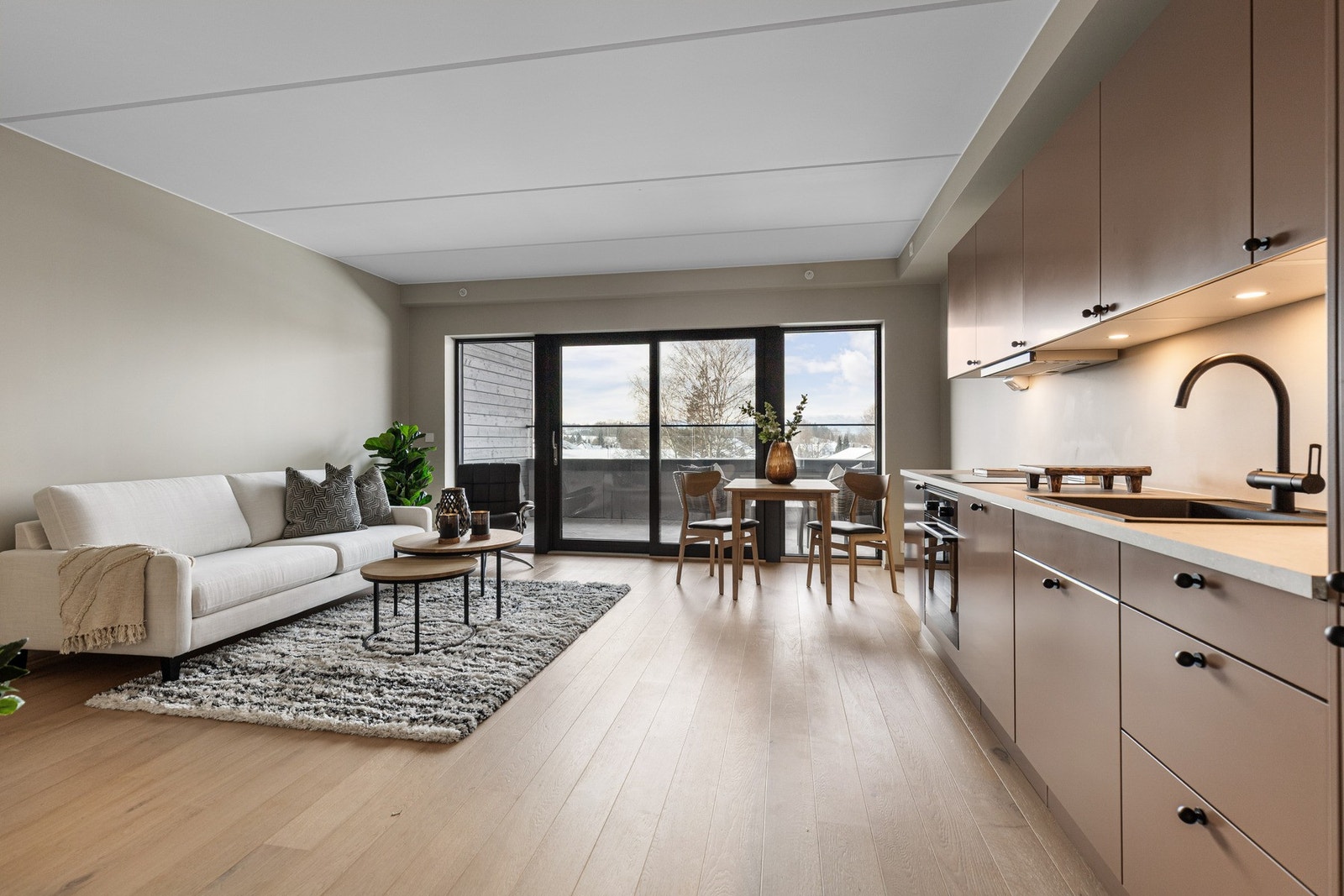 Kjøkkenet er levert av Sigdal og fremstår med en moderne og delikat fargepalett som harmonerer godt med boligens øvrige uttrykk. Galleribilde