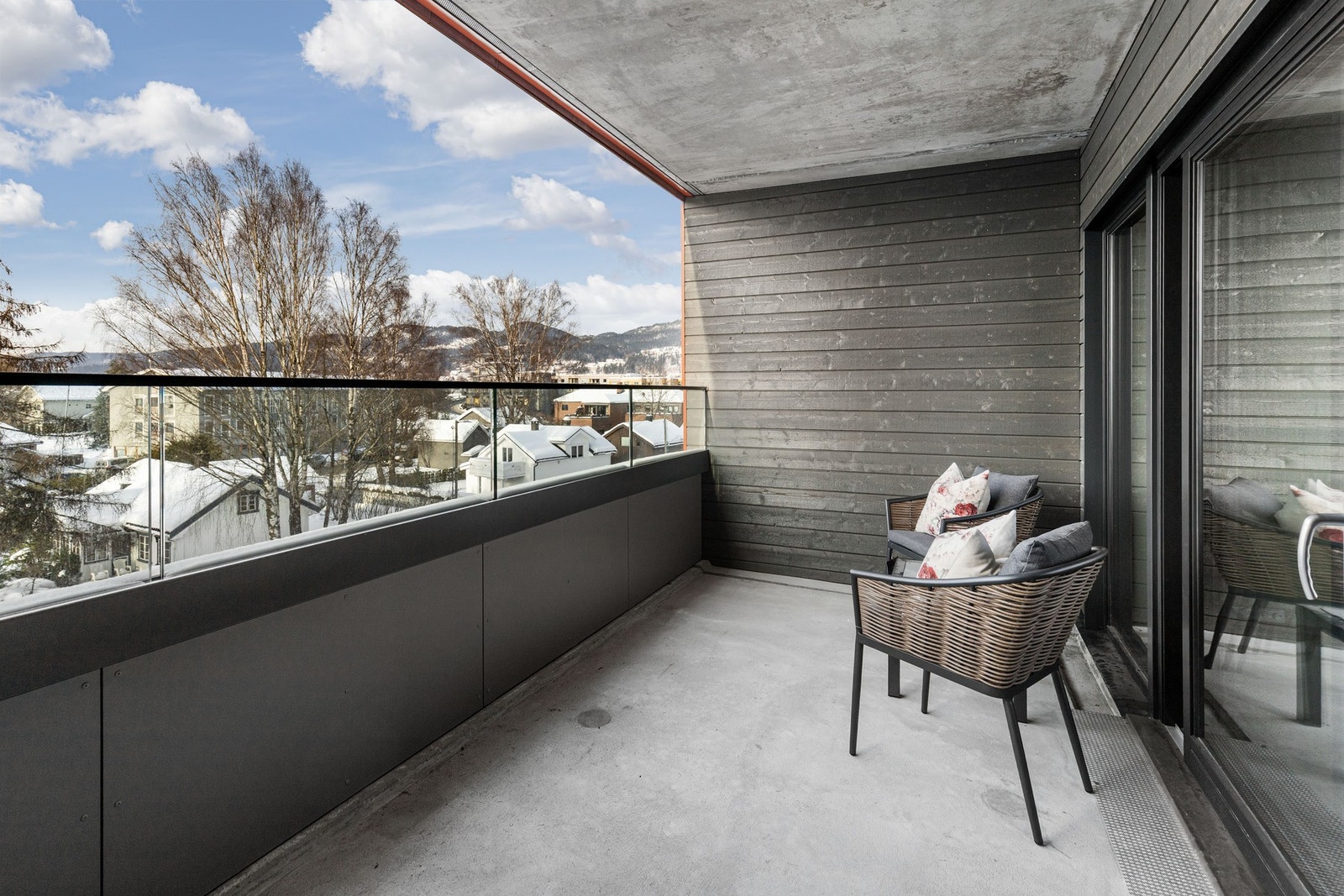 Fra stuen har leiligheten utgang til en vestvendt balkong, hvor varme sommerdager kan nytes. Galleribilde