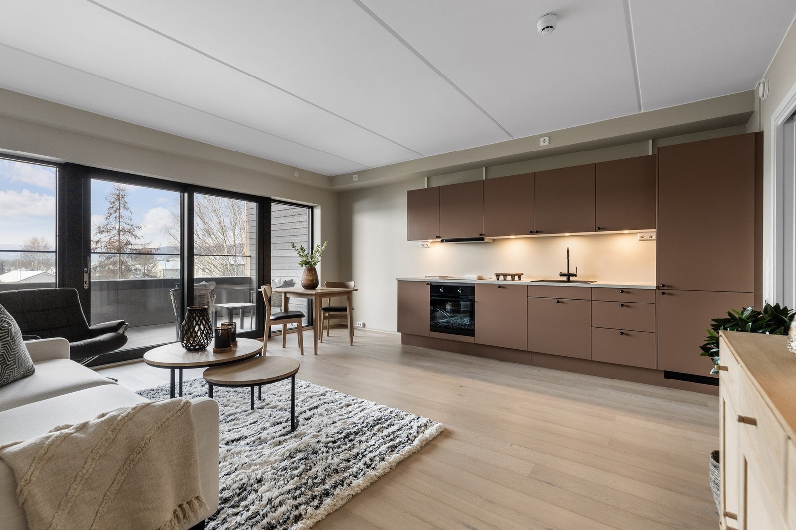 PrivatMegleren v/ Morten Liavaag og Vetle Haug Kristensen har gleden av å presentere denne nye og innflyttningsklare 2-roms eierleiligheten med vestvendt balkong, gulvvarme og sentral beliggenhet. Galleribilde