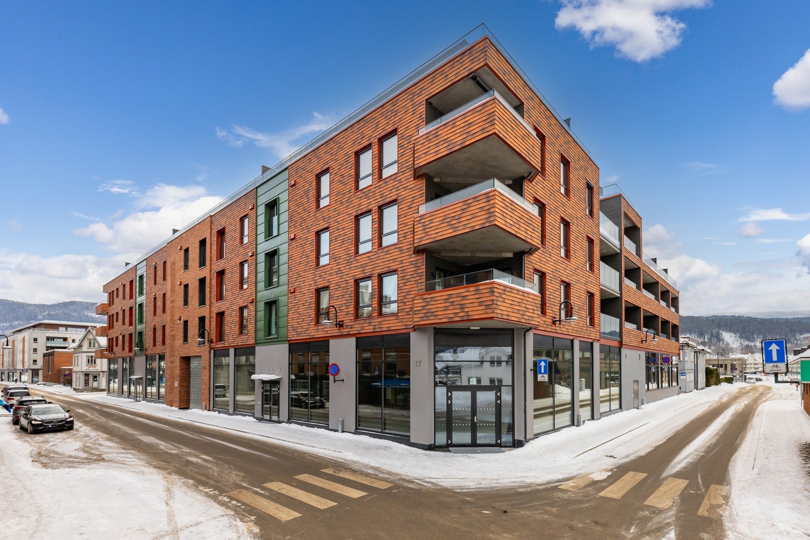 Leiligheten ligger i et populært og barnevennlig område i hjertet av Mjøndalen i Drammen kommune, med Mjøndalen kulturhus som nærmeste nabo. Galleribilde