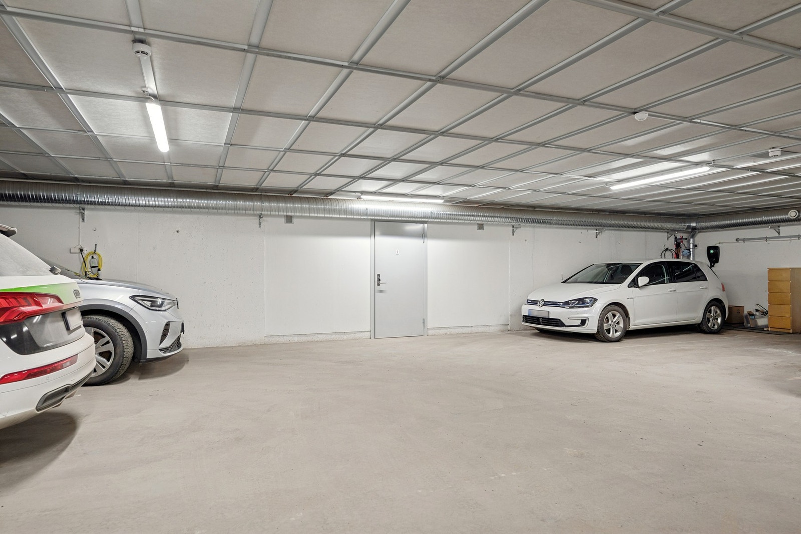 Her får en kjøper noe så sjeldent som 2 parkeringsplasser og egen tilhørende bod i garasjeanlegget. Døren til boden ses rett frem i bildet. I tillegg har man enda en bod tilhørende leiligheten. Galleribilde