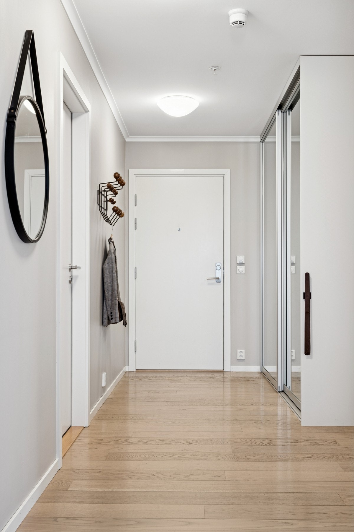 Velkommen inn! Her er det praktisk garderobeløsning for hensetting av sko og til å henge fra seg yttertøy. Galleribilde