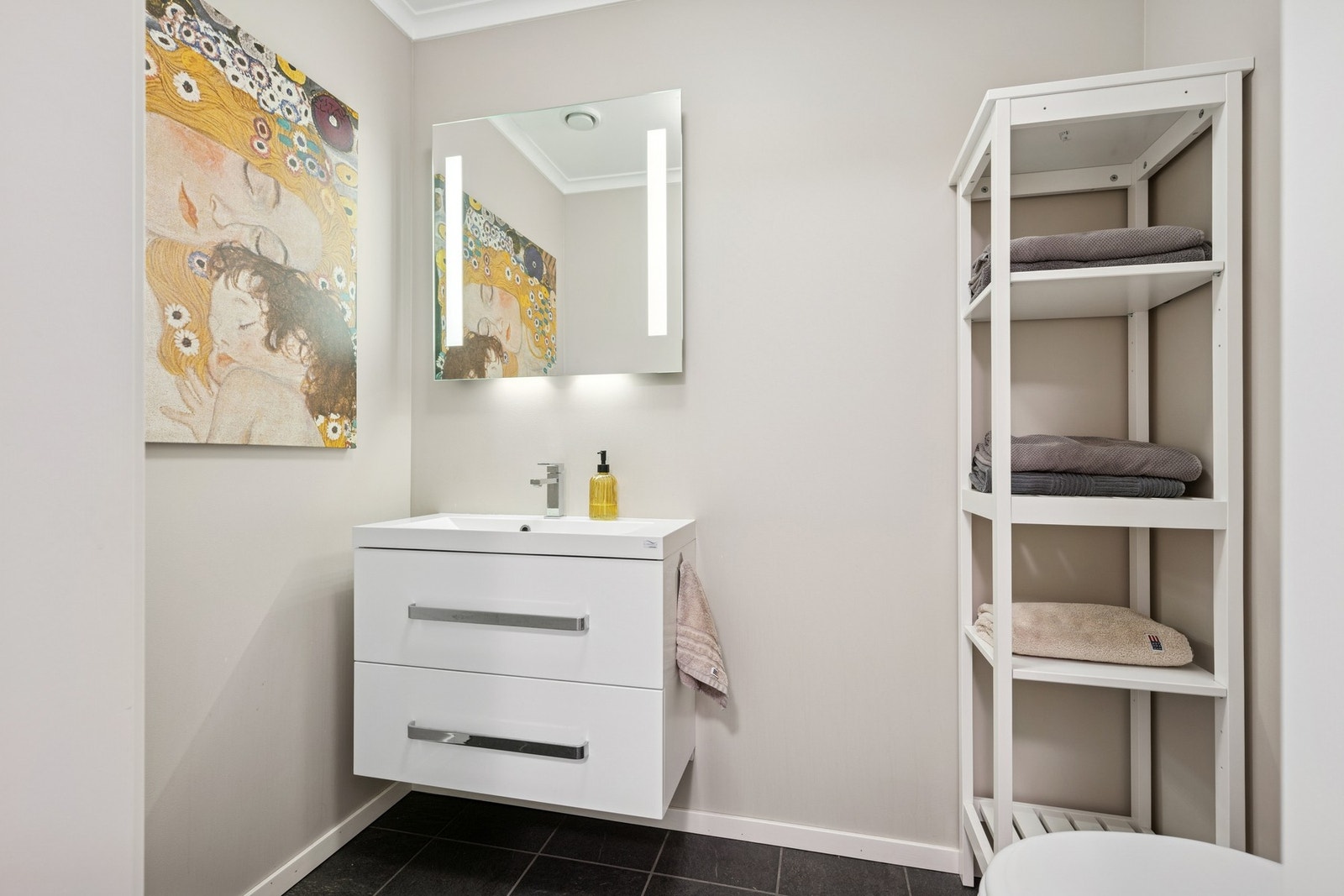 I tillegg til baderom har leiligheten et separat toalettrom. Galleribilde