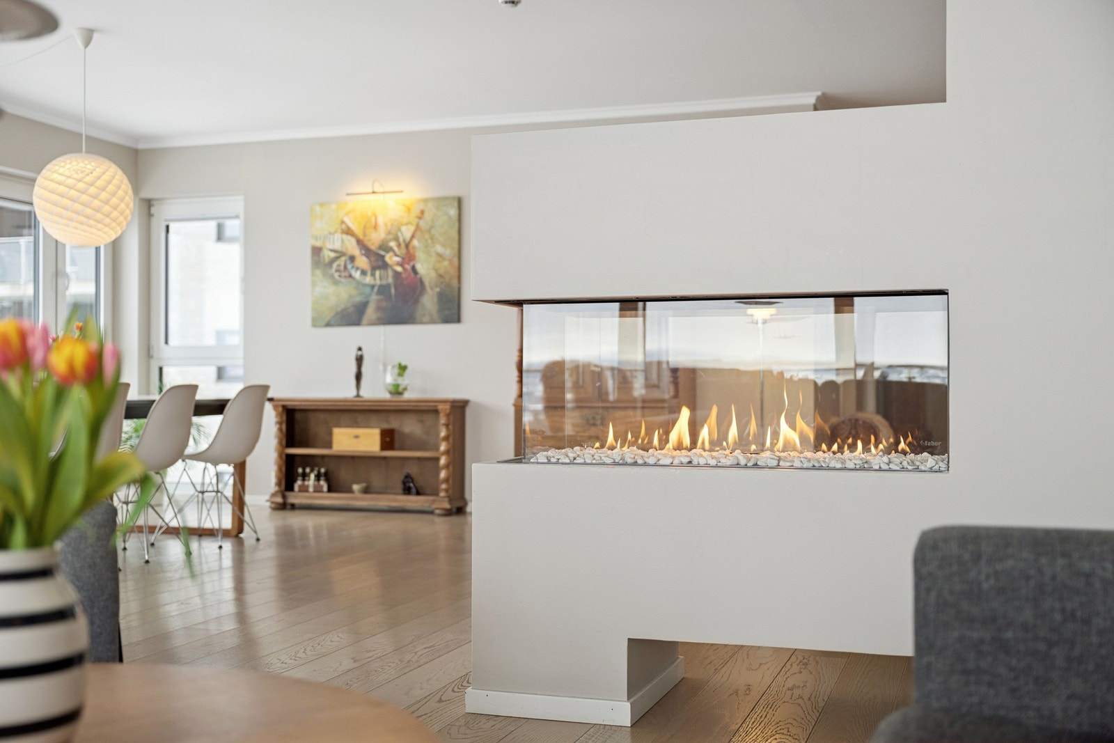 En stilfull gasspeis med tre sider i glass utgjør et flott blikkfang og bidrar med både varme og en lun atmosfære på kjølige dager. Galleribilde