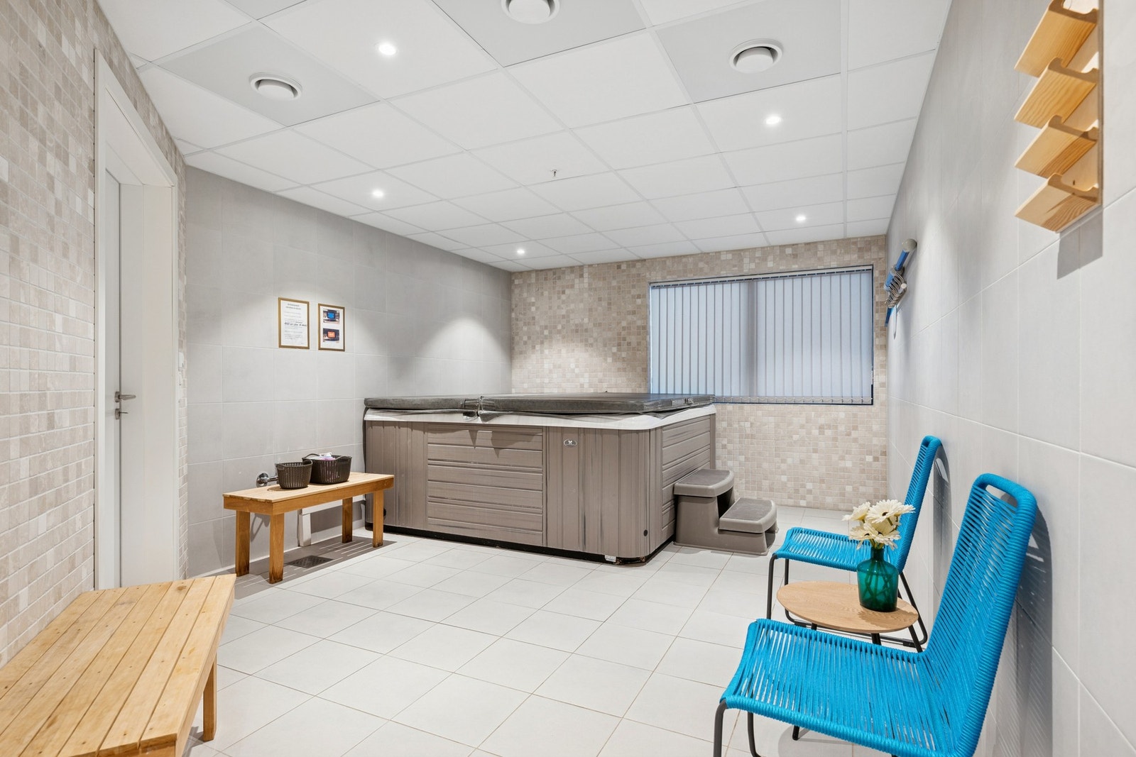 Jacuzzi og badstue ved treningsrommet. Galleribilde