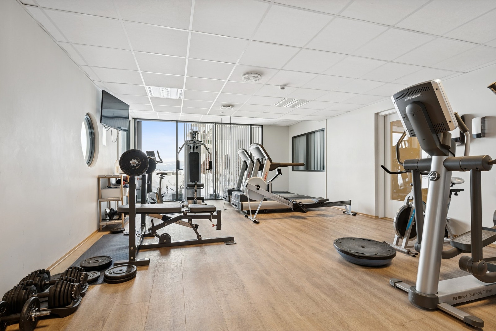 Blokka har mange fasiliteter for beboerne. Blant annet et eget treningsrom. Galleribilde