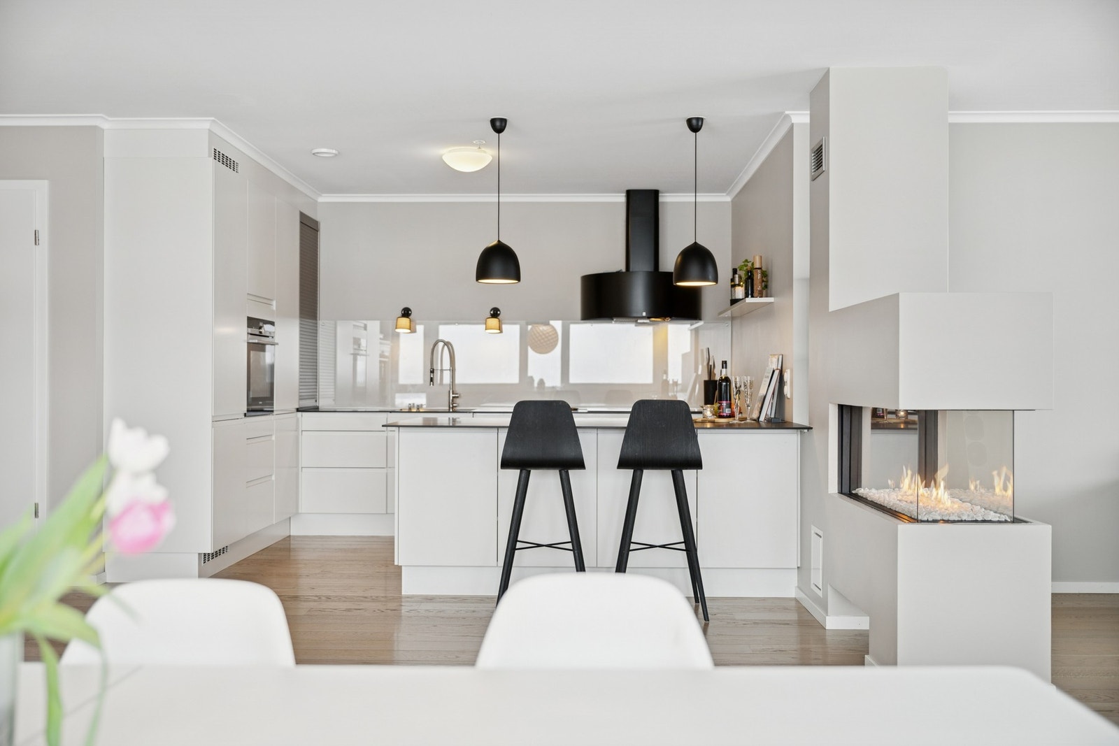 Kjøkkenet fremstår moderne og funksjonelt, og er plassert i en åpen løsning mot stue og spisestue som skaper en luftig og sosial atmosfære. Galleribilde