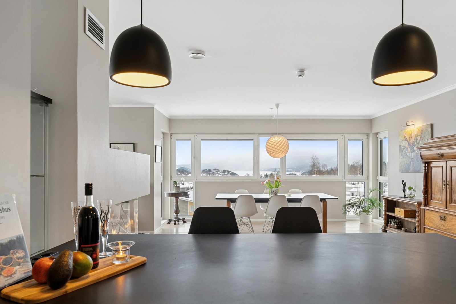 Den åpne stue/kjøkken løsningen gjør det enkelt å være sosial selv om man lager mat. Galleribilde