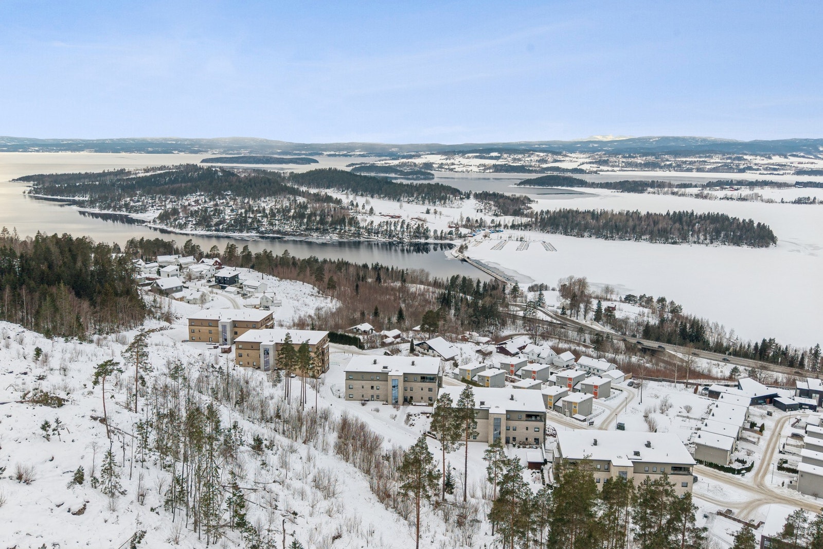I bakkant av eiendommen har man Krokskogen og Nordmarka som nær nabo, med flotte turmuligheter både sommer som vinter. Galleribilde