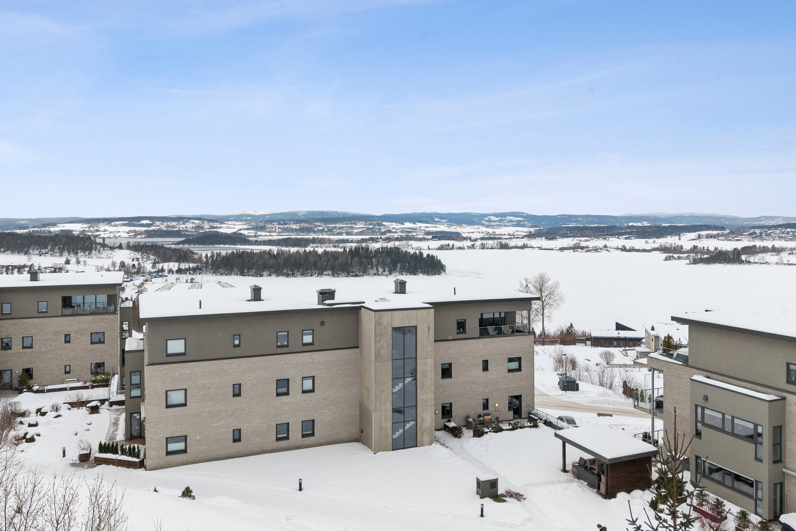 Fra området Elstangen er det ca 20 minutter til Sandvika og ca. 2 km til Sundvollen med bil, hvor man finner en helt ny moderne dagligvarebutikk (Spar) Galleribilde