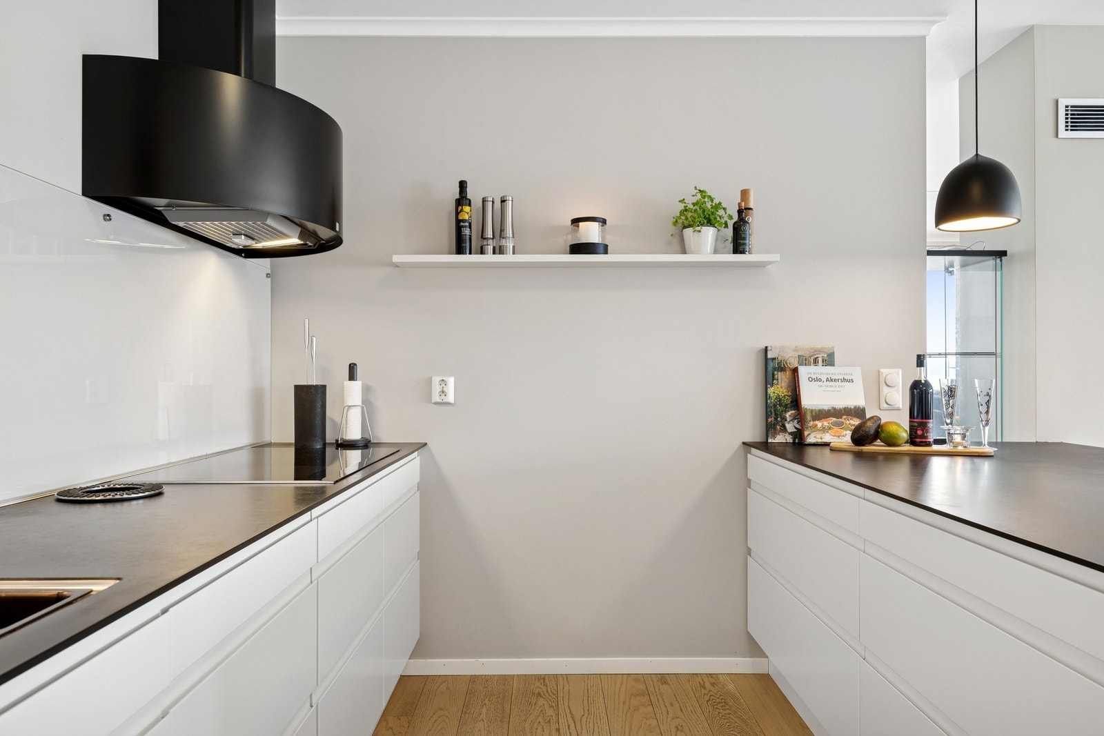 Det er godt med benkeplass på kjøkkenet. Galleribilde