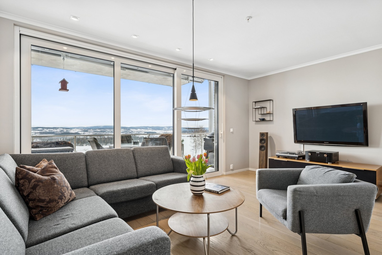 Det er god plass til både sofagruppe, spisebord og øvrig møblement, noe som gir fleksible innredningsmuligheter. Galleribilde