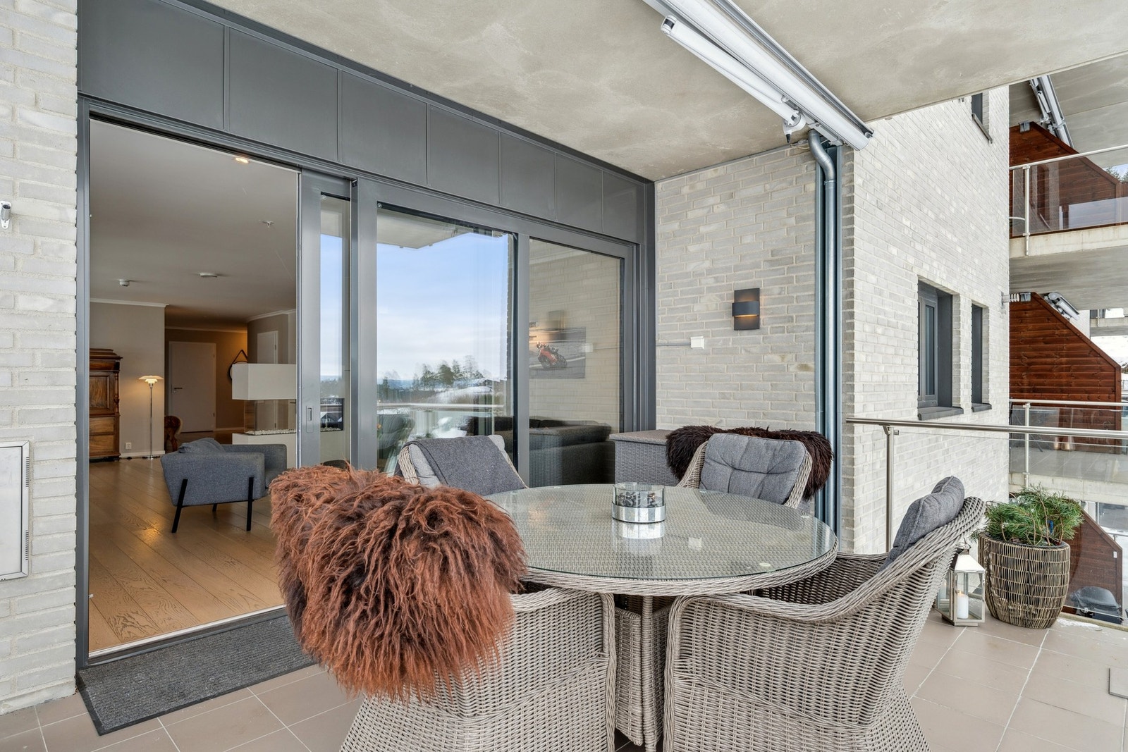 Fra stuen er det direkte utgang til balkong med fantastisk utsikt og uttak til gass. Galleribilde