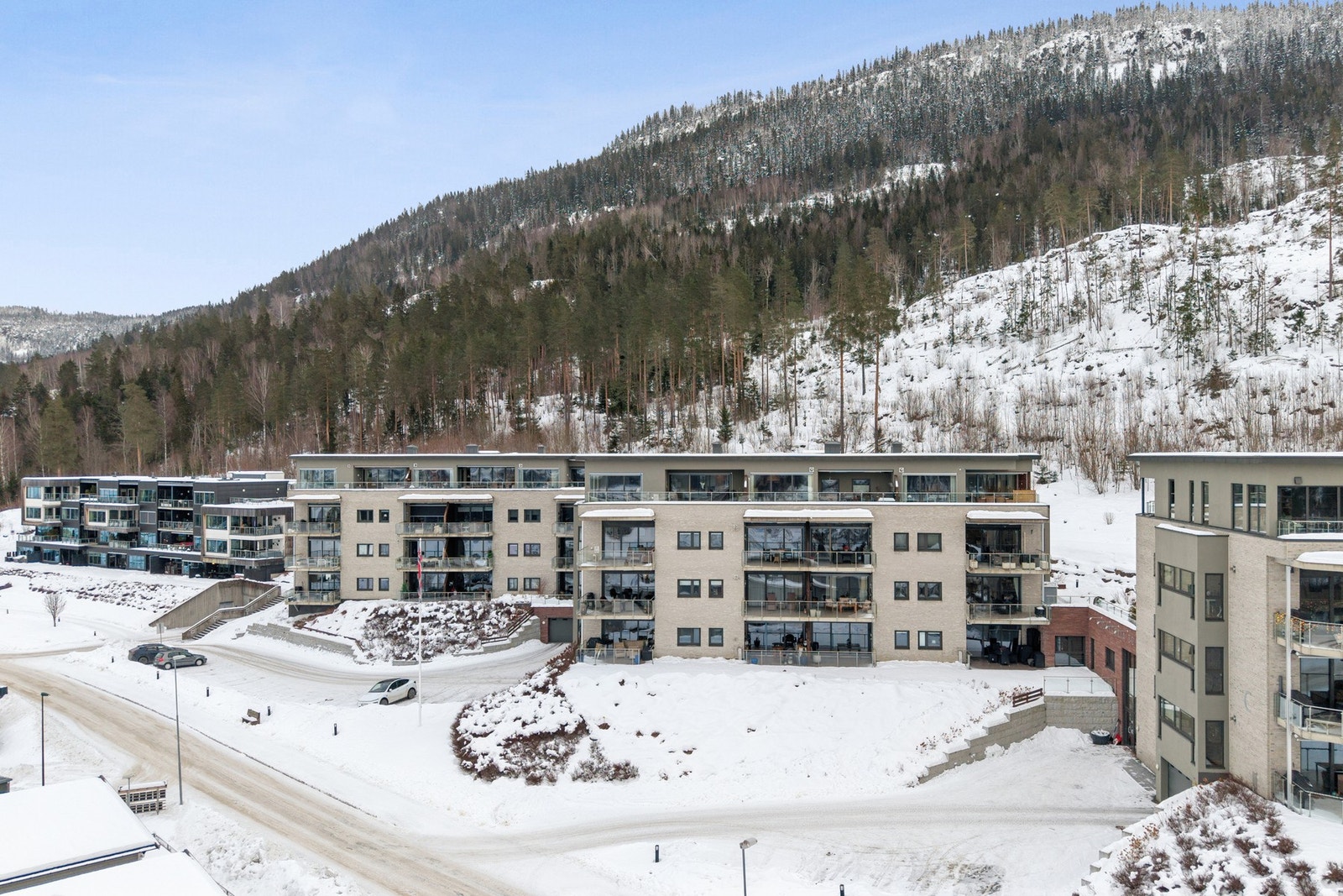 Av fasiliteter i nærområdet, finner man bl.a. Tyrifjorden golf på Storøya, som også har fine turområder og kafê i gangavstand fra eiendommen. Galleribilde