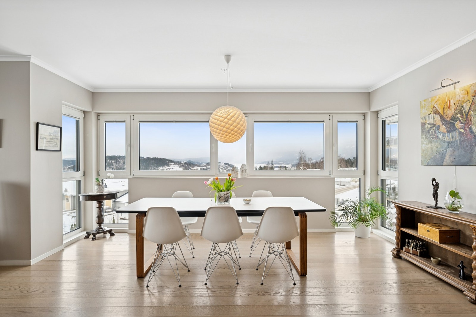 Det er god plass til stort spisebord i stuen. Galleribilde