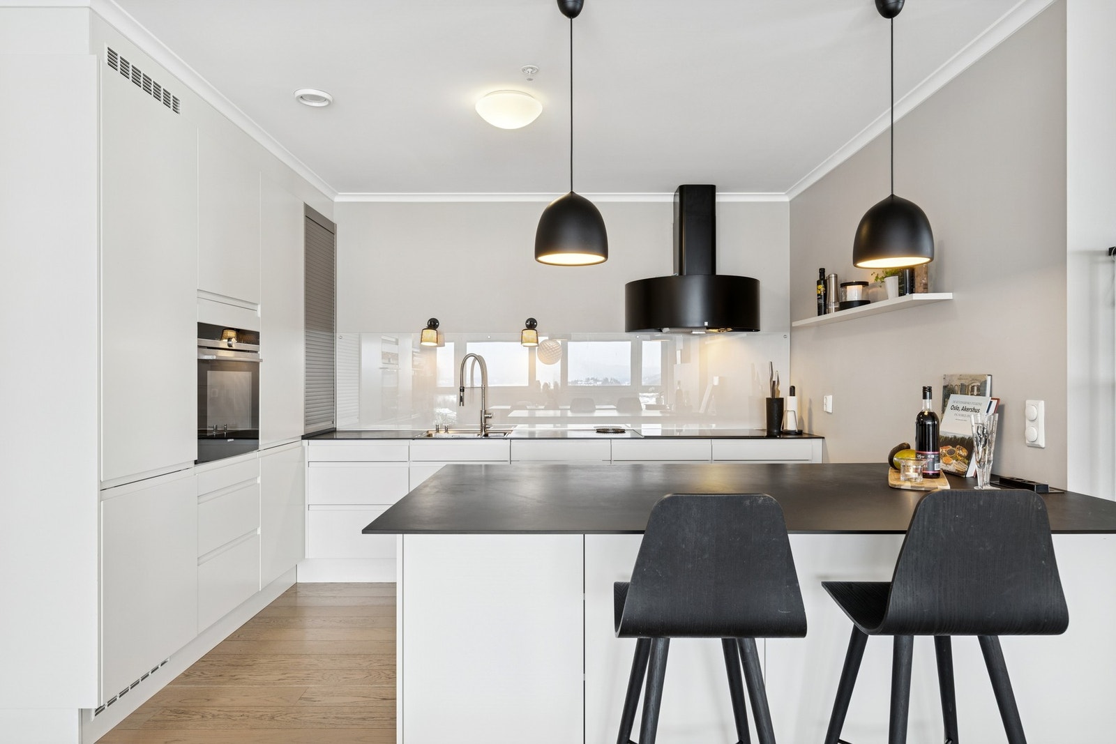 Benkeplaten er utført i tynn kompositt, og det er montert glassplate på vegg over benken som sprutbeskyttelse. Galleribilde