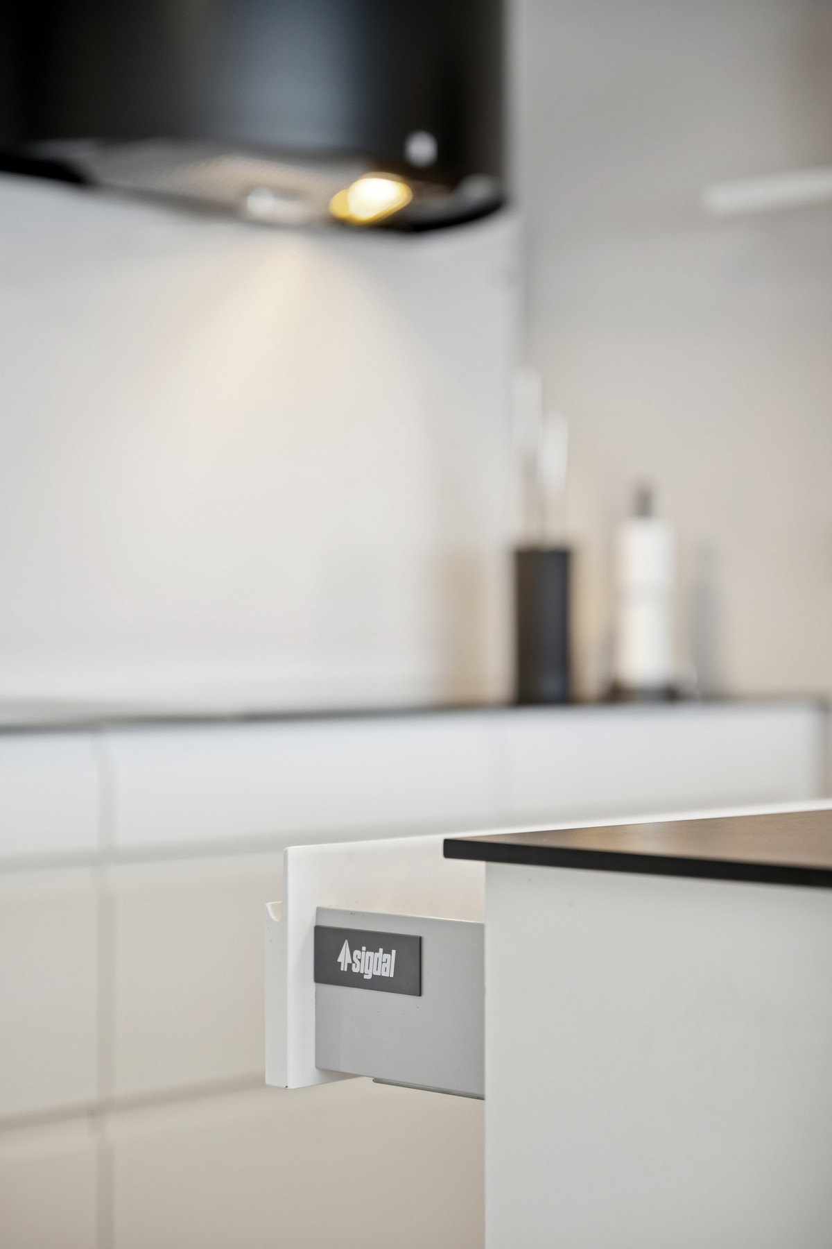 Kjøkkeninnredningen med integrerte hvitevarer og er fra Sigdal. Galleribilde