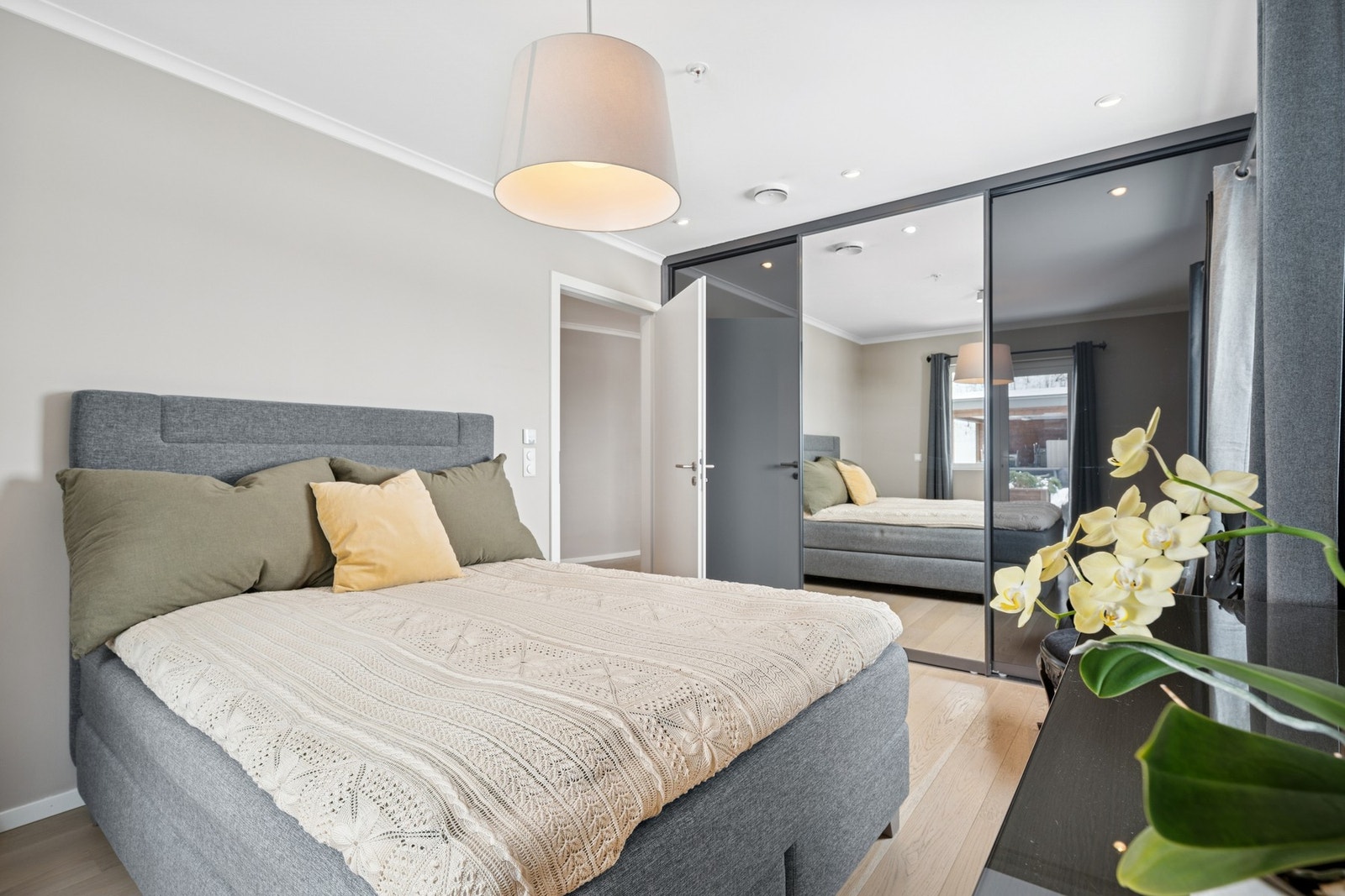 Det er 3 soverom i leiligheten. Hovedsoverommet er stort, lyst og delikat. Galleribilde