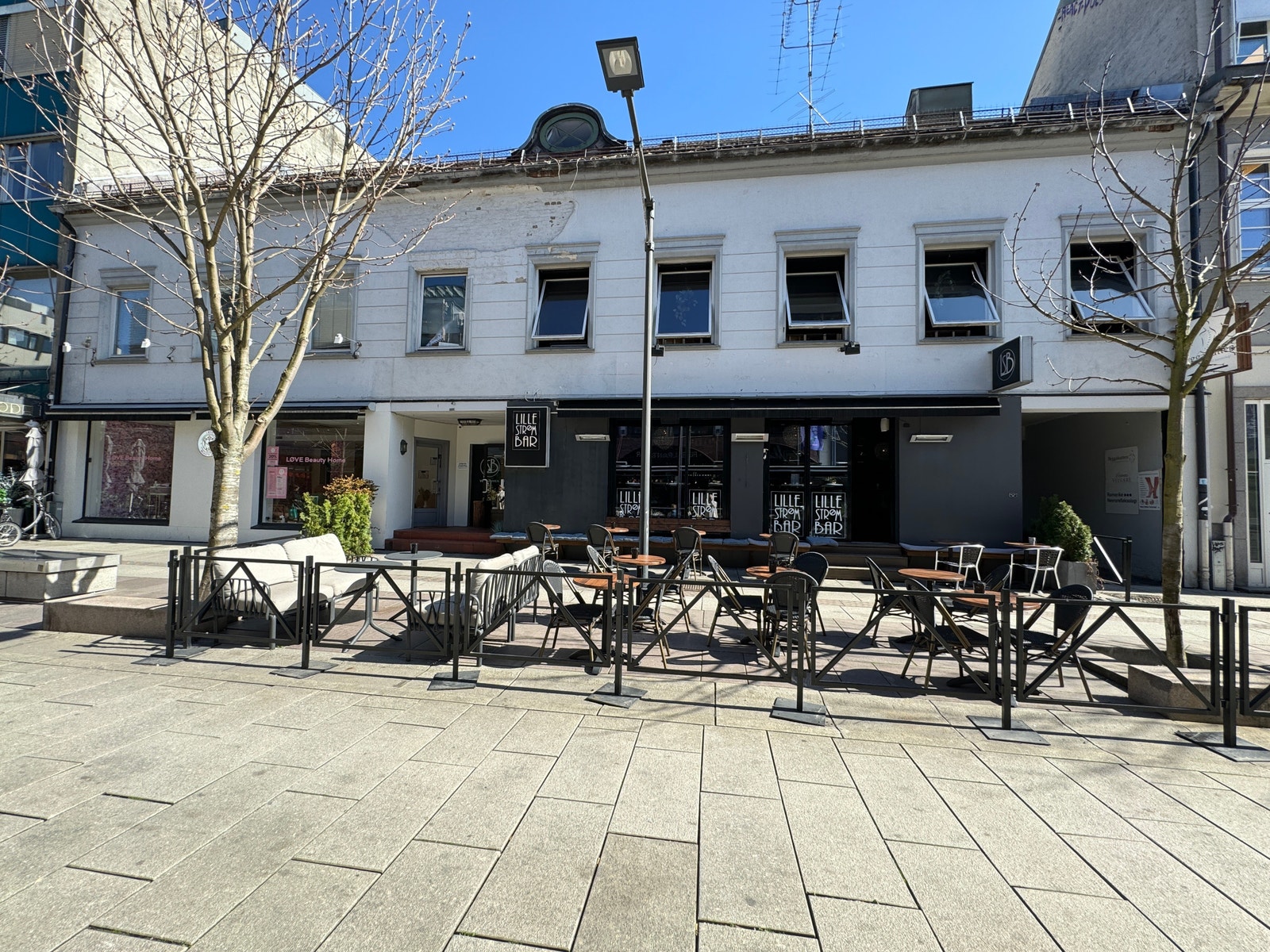 Hyggelig kontorlokale i byggets 2.etasje Galleribilde