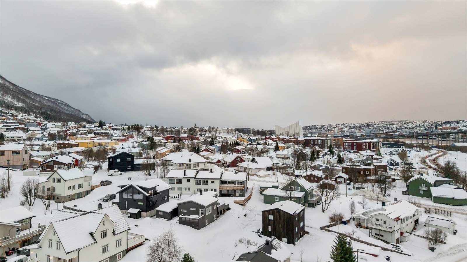 Eiendommen ligger tilbaketrukket til, skjermet fra veg Galleribilde