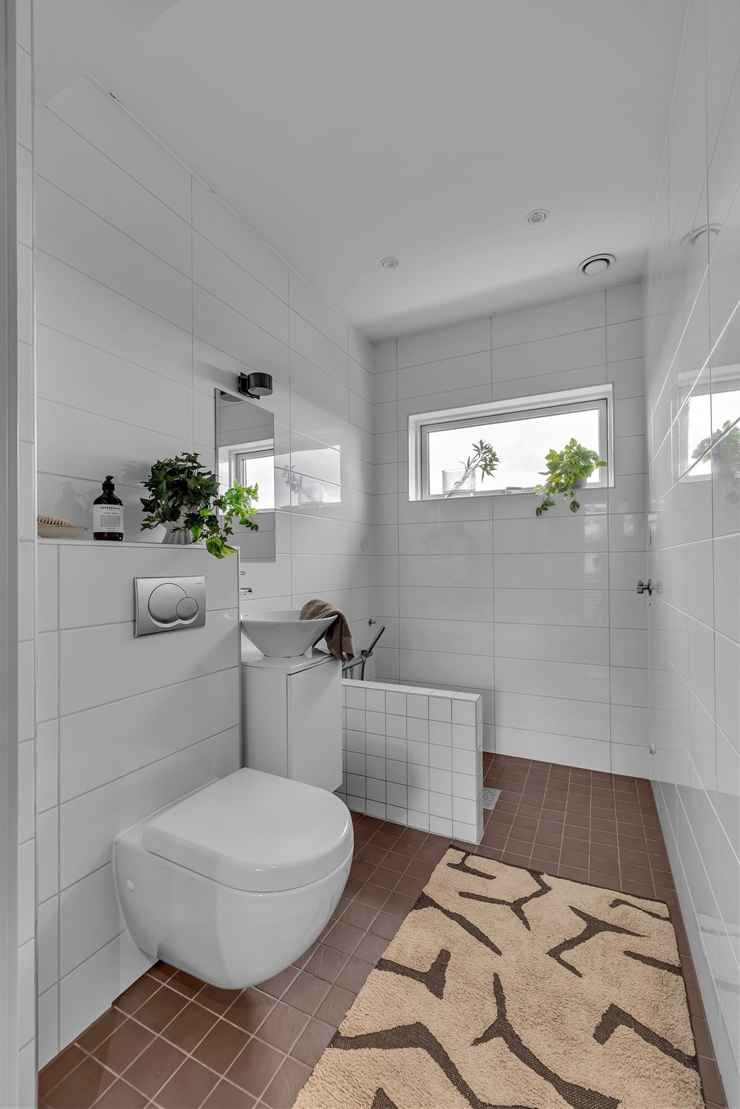 i første etasje finnes det også er praktisk toalettrom for deg selv og gjester Galleribilde