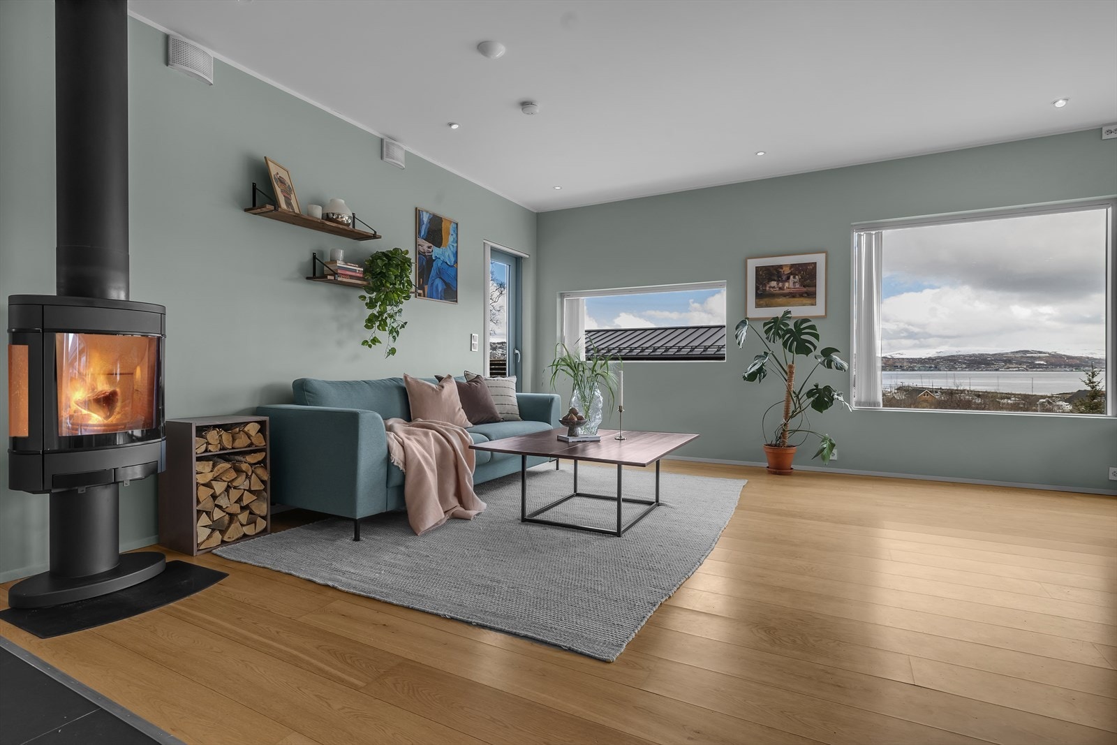 Boligen er innredet i tidsriktige farger Galleribilde