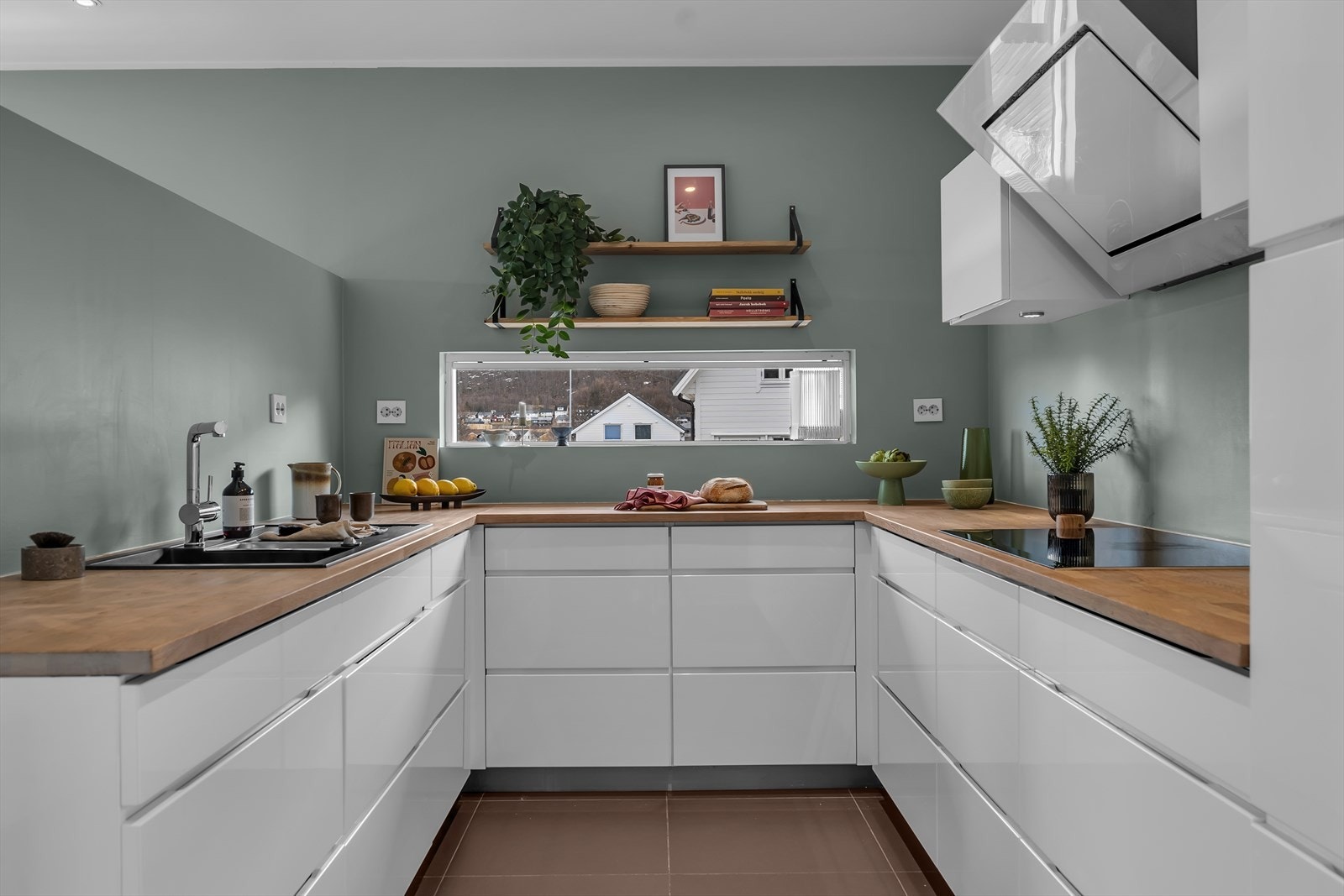 Masse benkeplass og vindu som slipper inn dagslys når det skal lages god mat Galleribilde