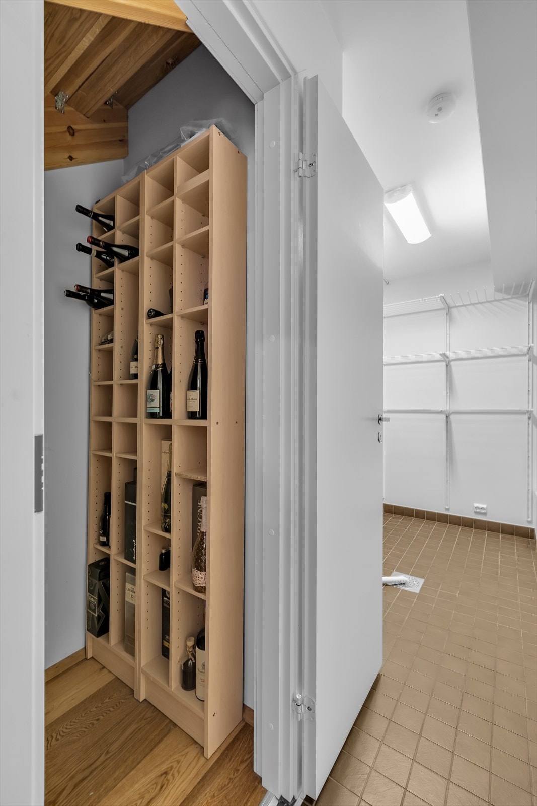 Smart bod under trappa Galleribilde