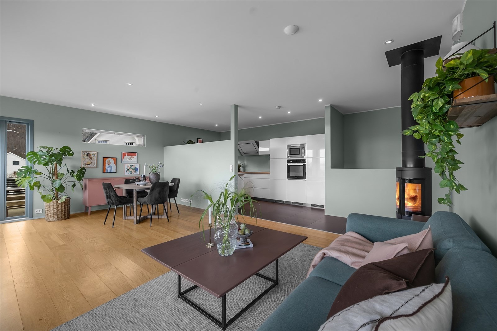 Delvis åpen løsning mellom stue og kjøkken Galleribilde