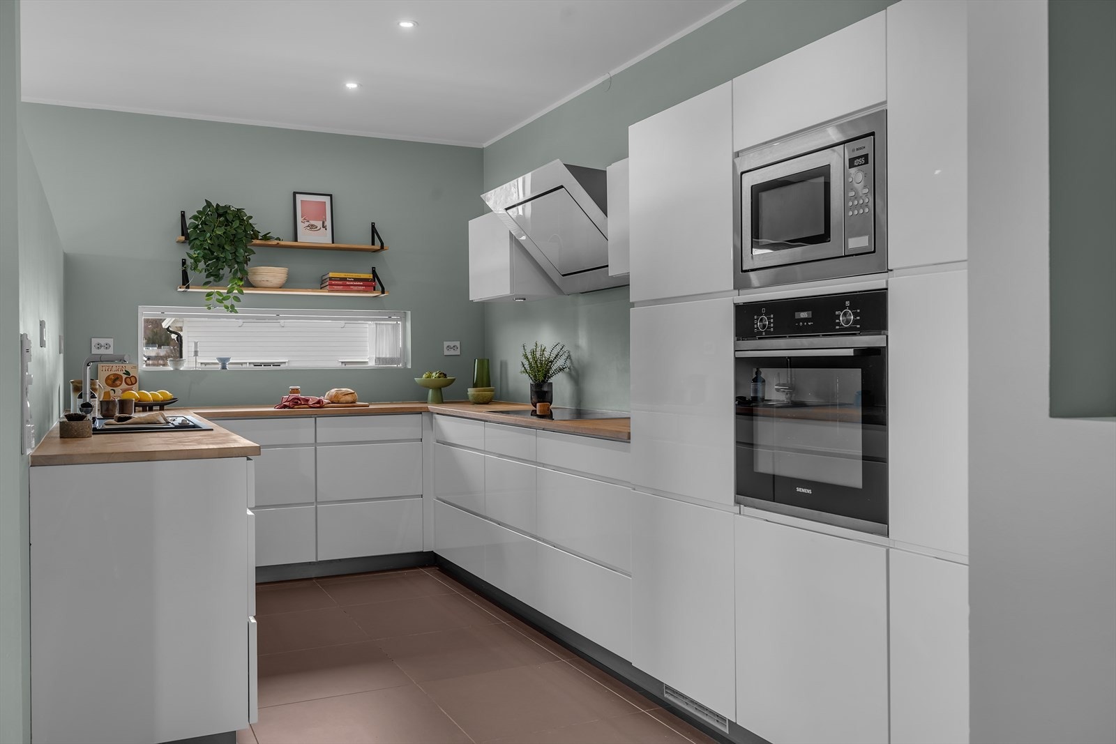 Veldig praktisk og innholdsrikt kjøkken Galleribilde