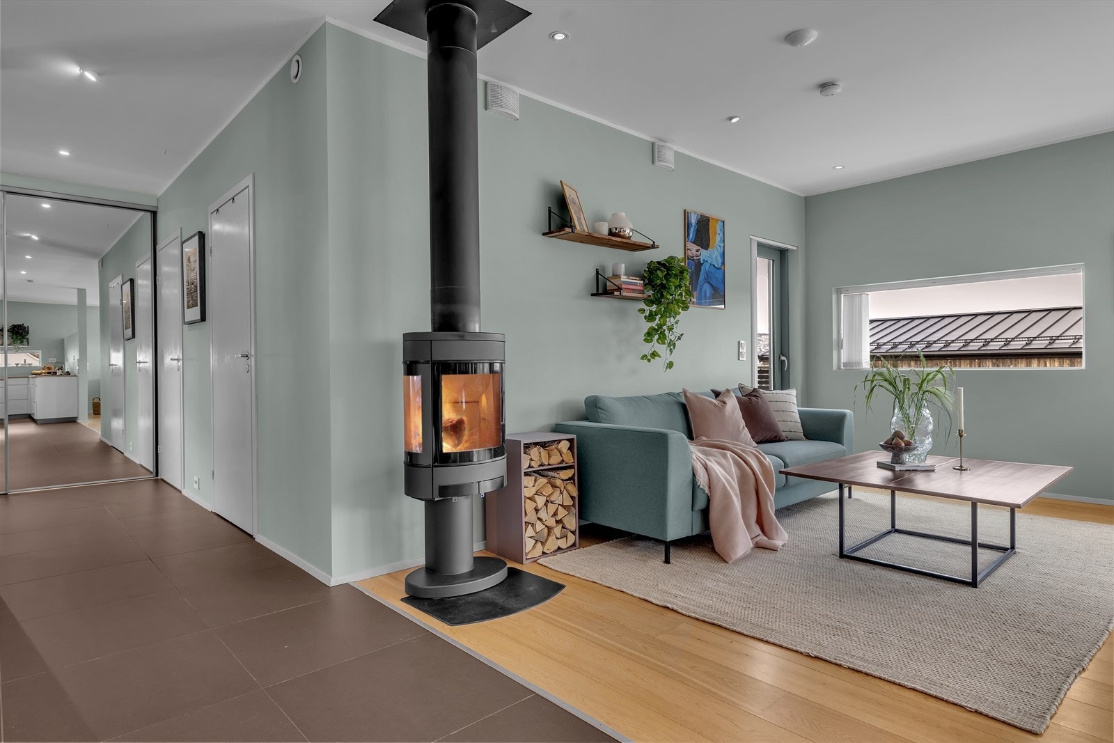 Fra stuen er det utgang til veranda Galleribilde