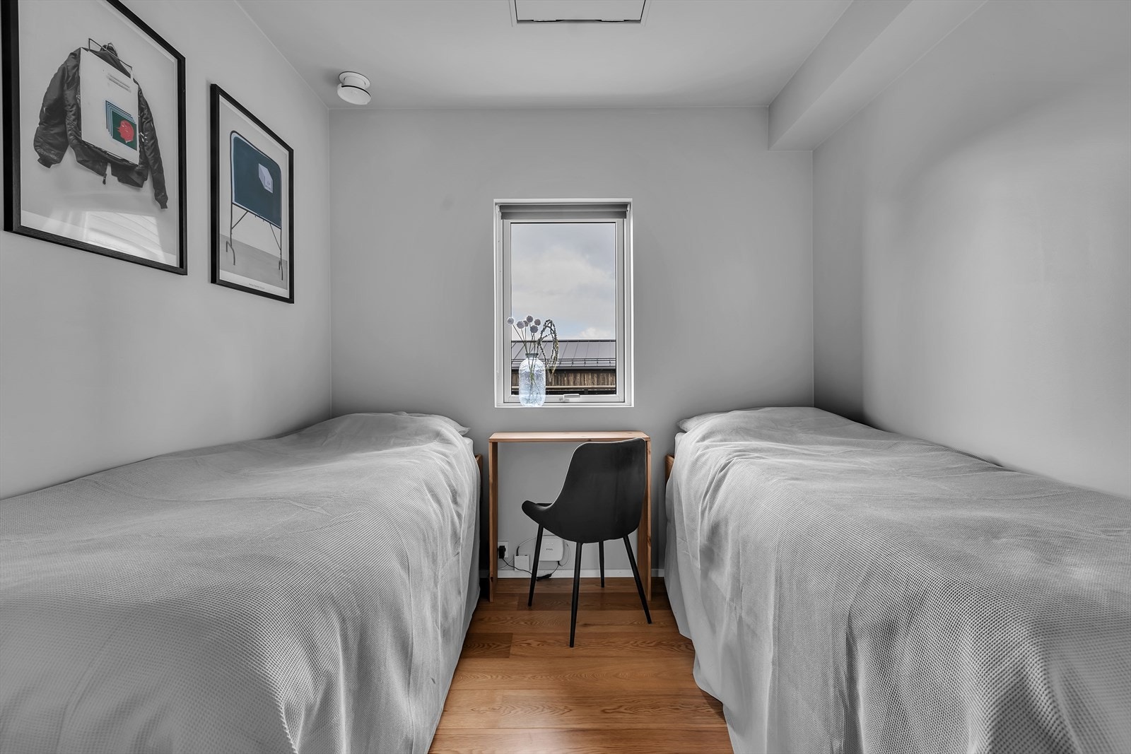 Det er et kontor/soverom i 1.etasje Galleribilde