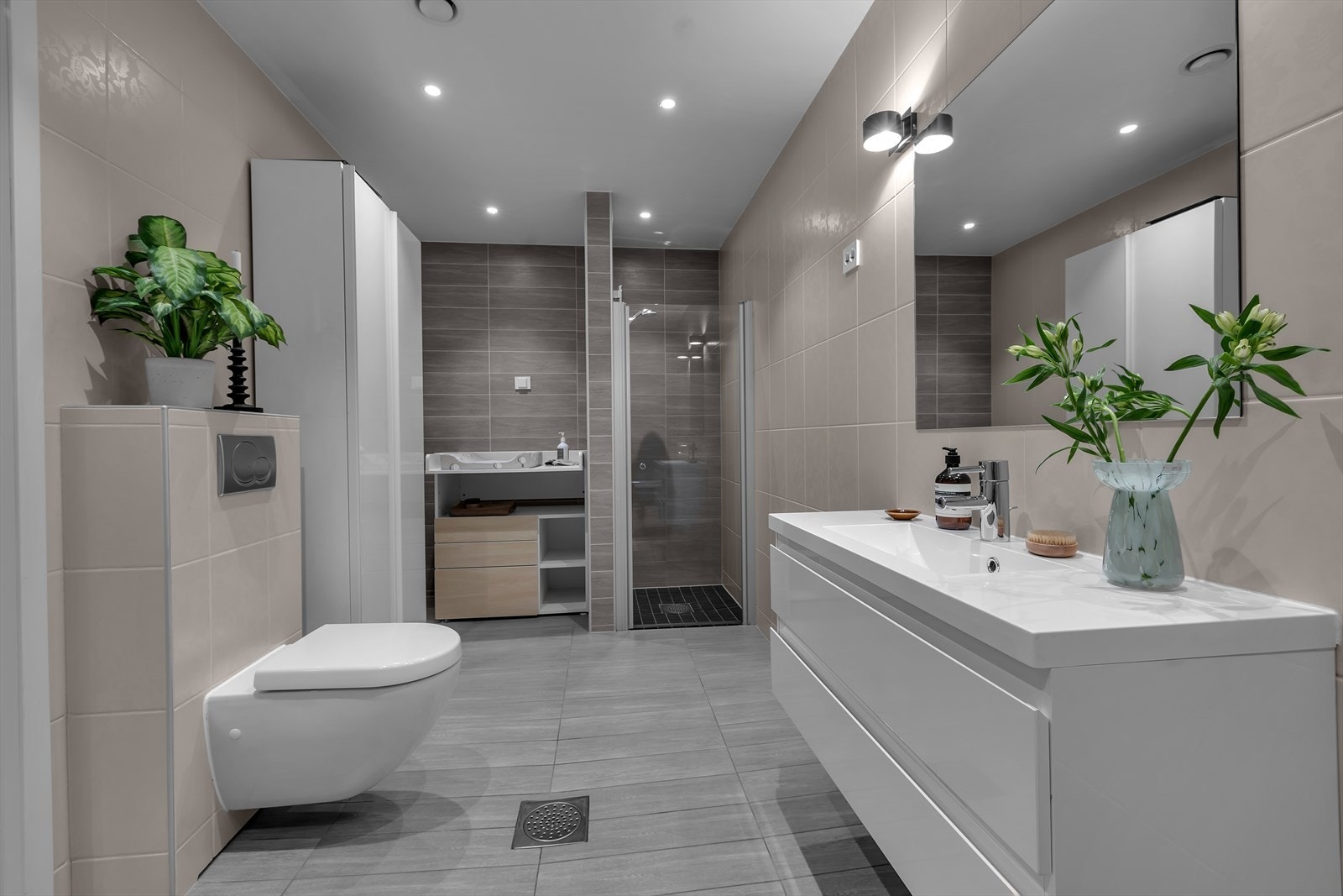 Stort og lekkert hovedbad Galleribilde